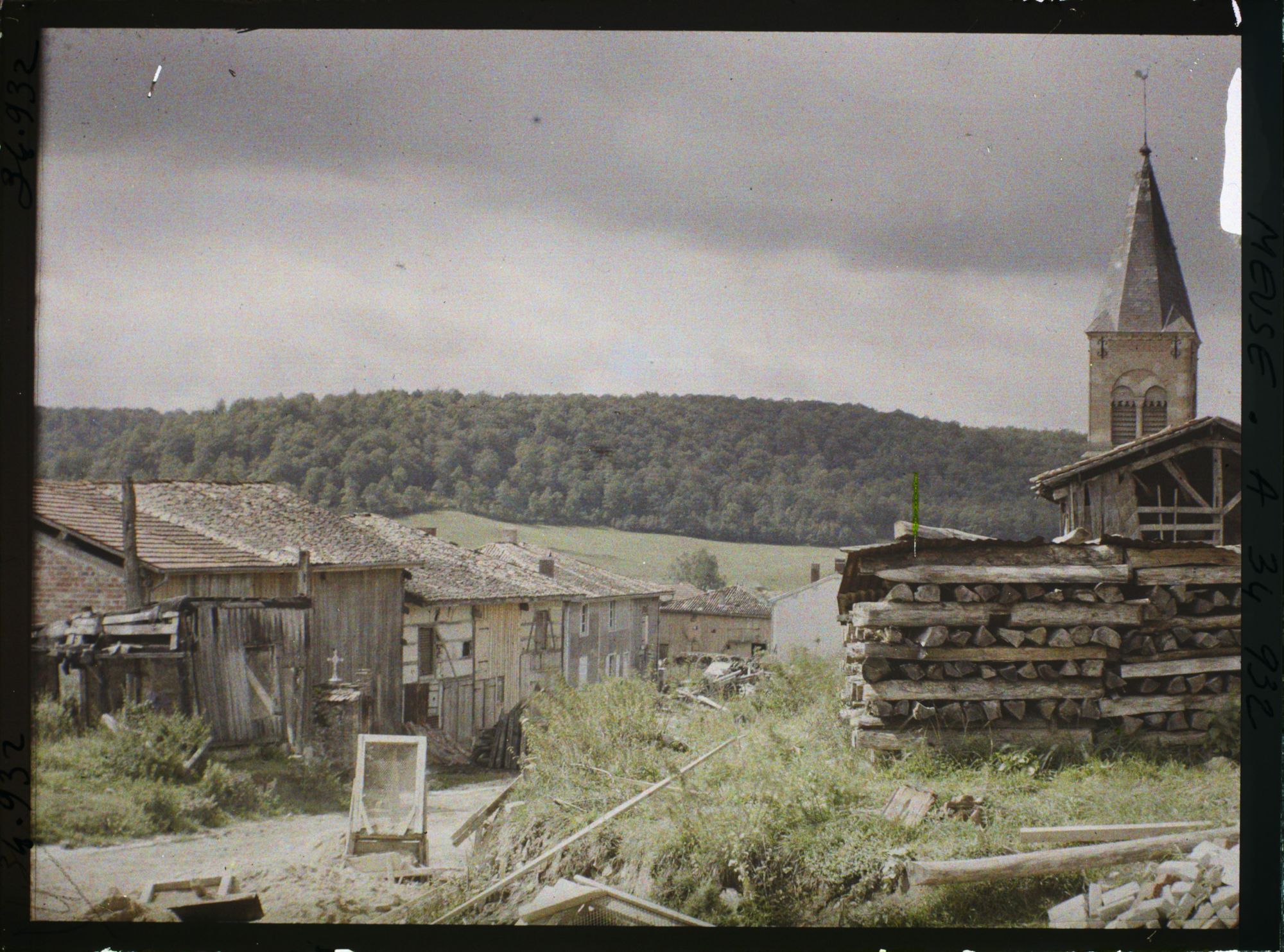 Image représentant France, Le Neufour, Abords de l'Eglise