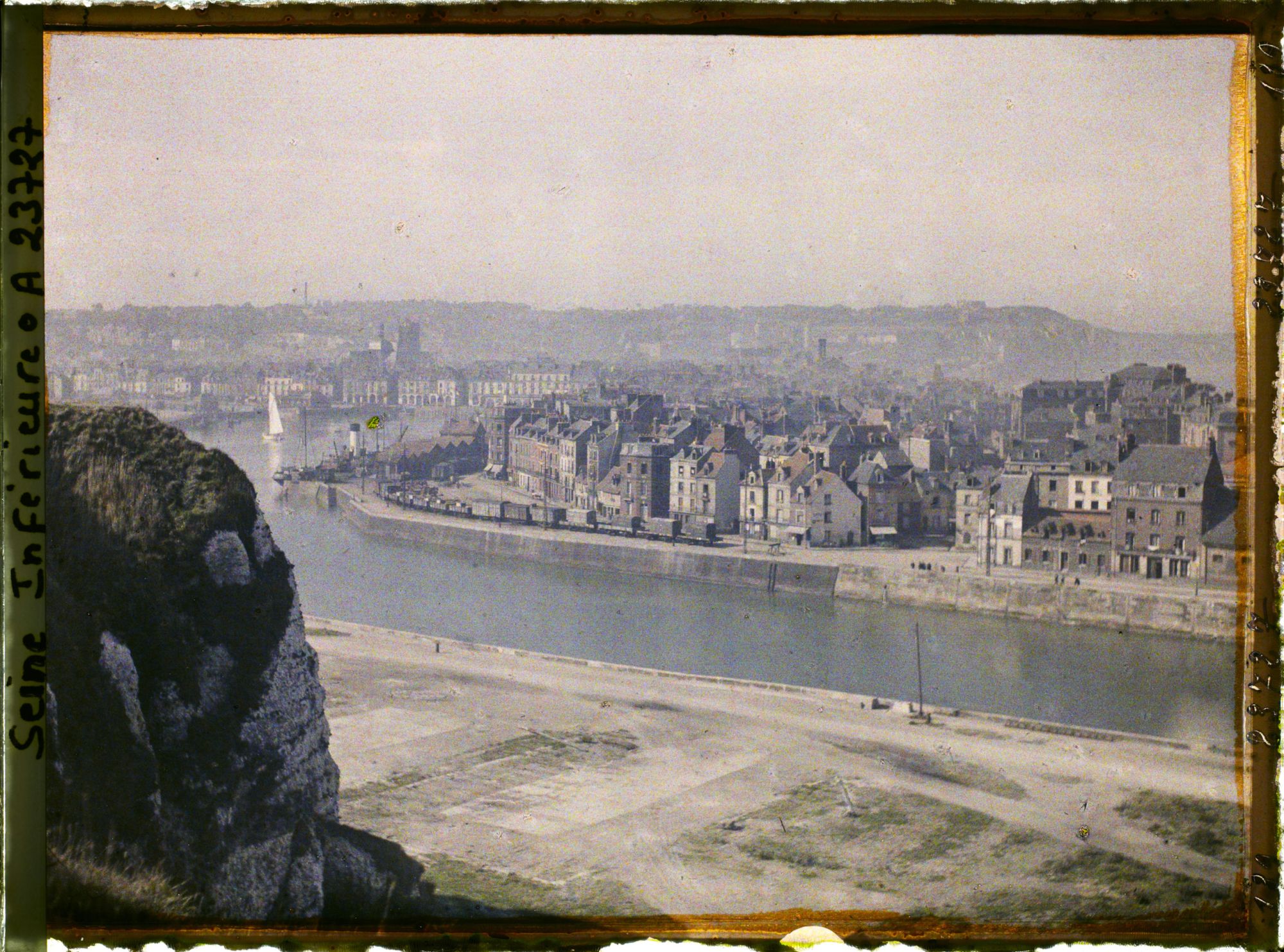 Image représentant L'Avant Port, vue d'ensemble prise de Notre-Dame de Bonsecours