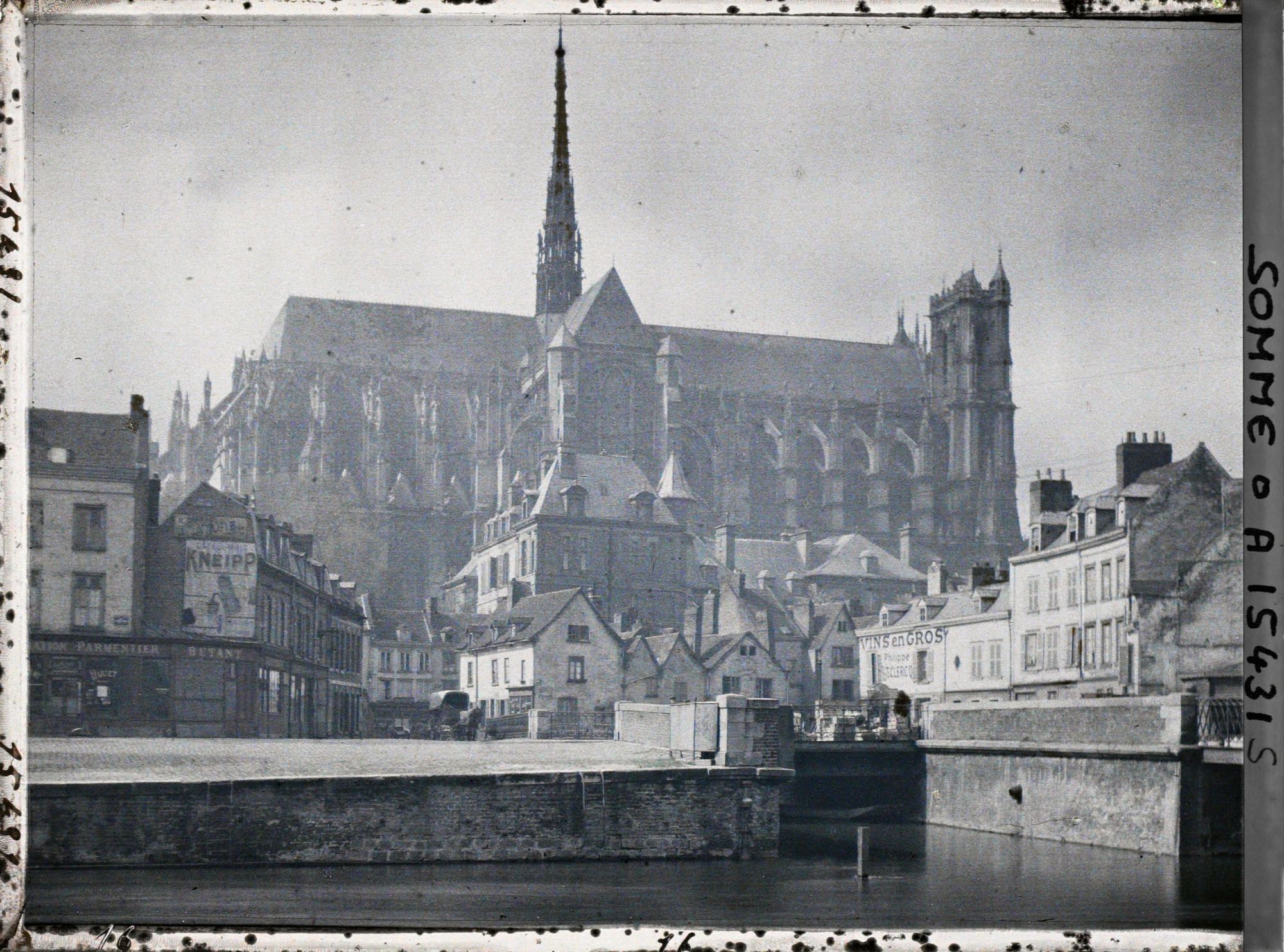 Image représentant France, Amiens, La Cathédrale vue prise des bords de la Somme