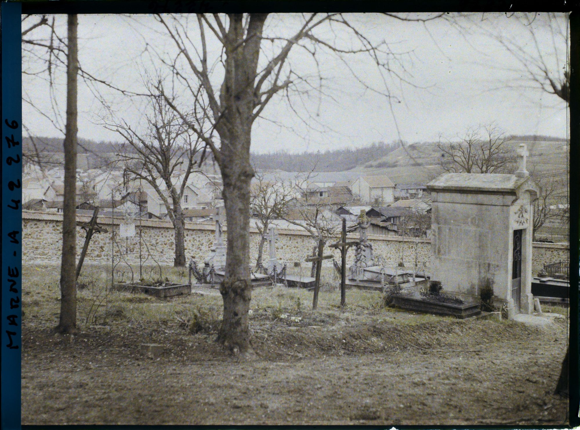 Image représentant France, Nogent l'Abbesse près Reims, Le Cimetière, dans le bas, le village