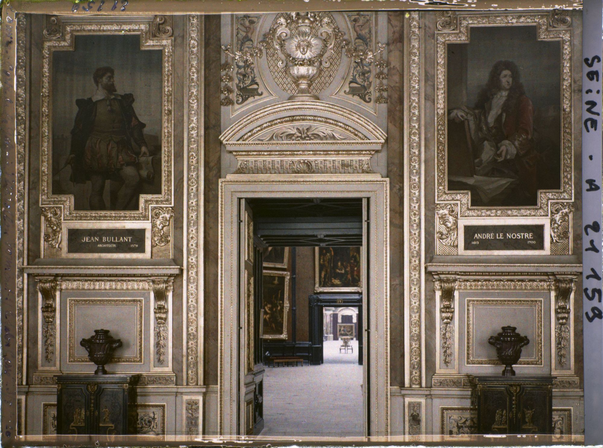 Image représentant La porte de la galerie d'Apollon donnant sur le Salon carré, musée du Louvre
