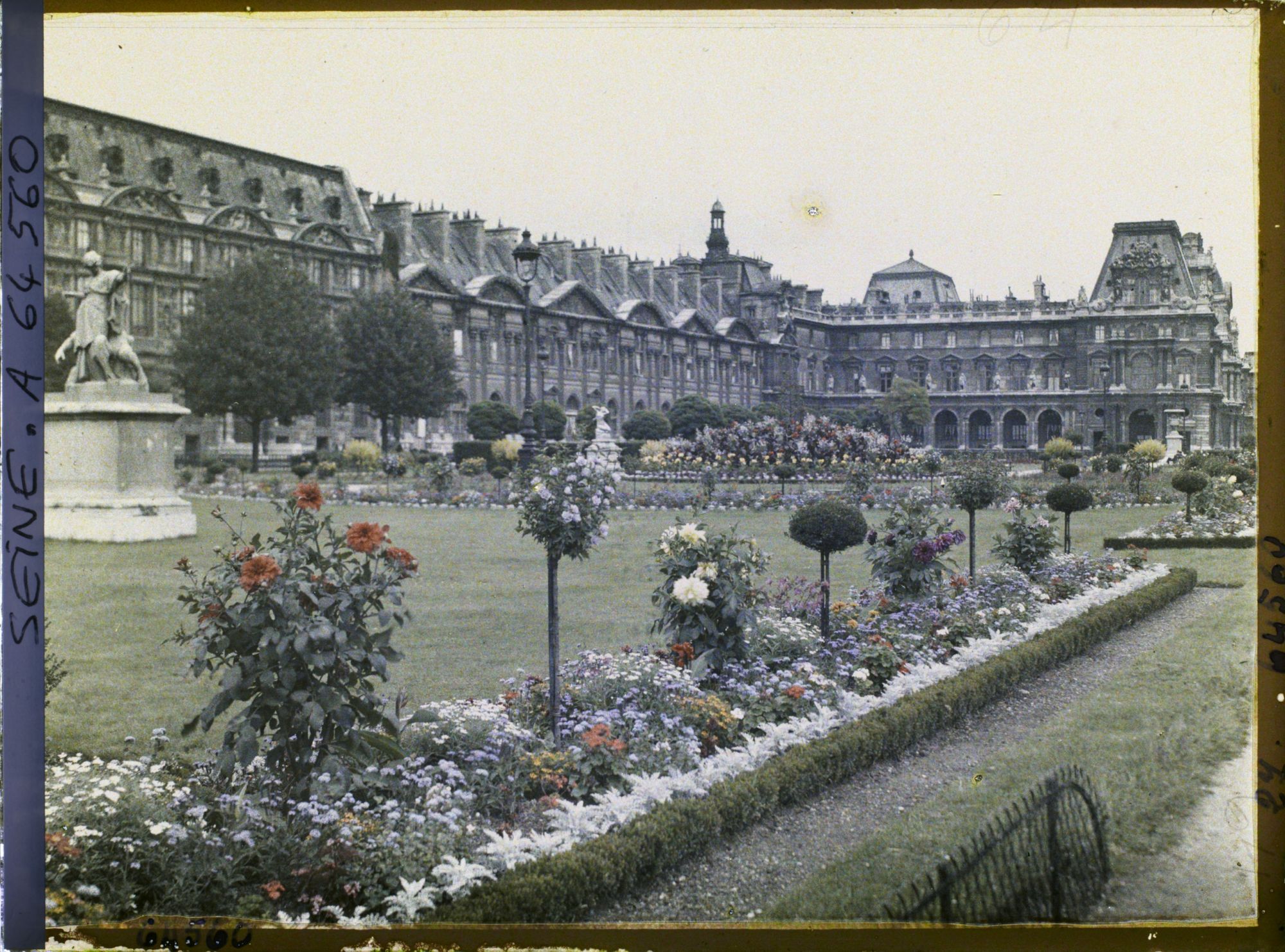 Image représentant Le jardin des Tuileries et l'aile Richelieu du Louvre