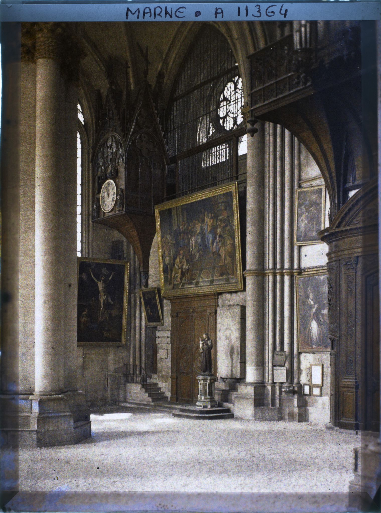 Image représentant L'horloge et une partie de l'orgue de la cathédrale (transept gauche)