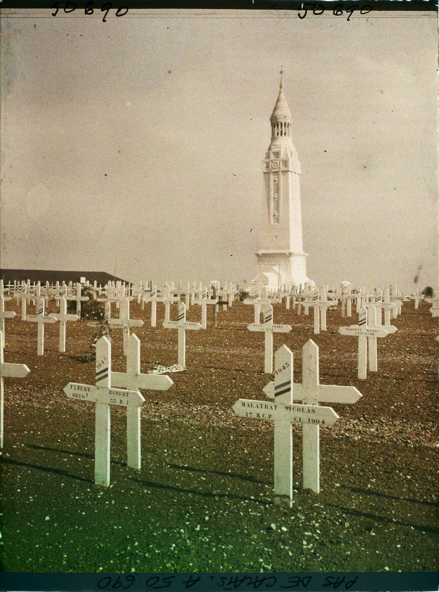 Image représentant France, N.D de Lorette, Le Cimetière et le Monumt aux morts