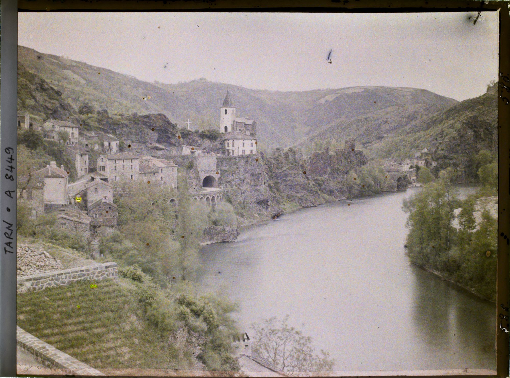 Image représentant La ville basse avec l'église Notre-Dame de l'Oder