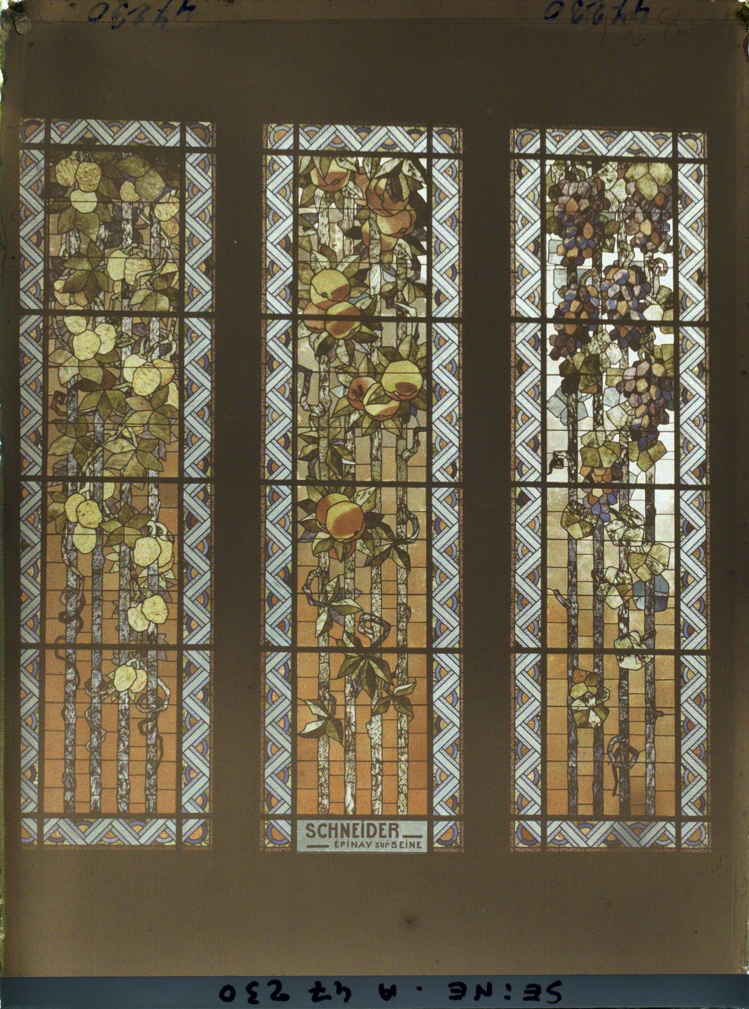 Image représentant L'Exposition des arts décoratifs, Pavillon du Vitrail, L. Woog, vitraux de Schneider