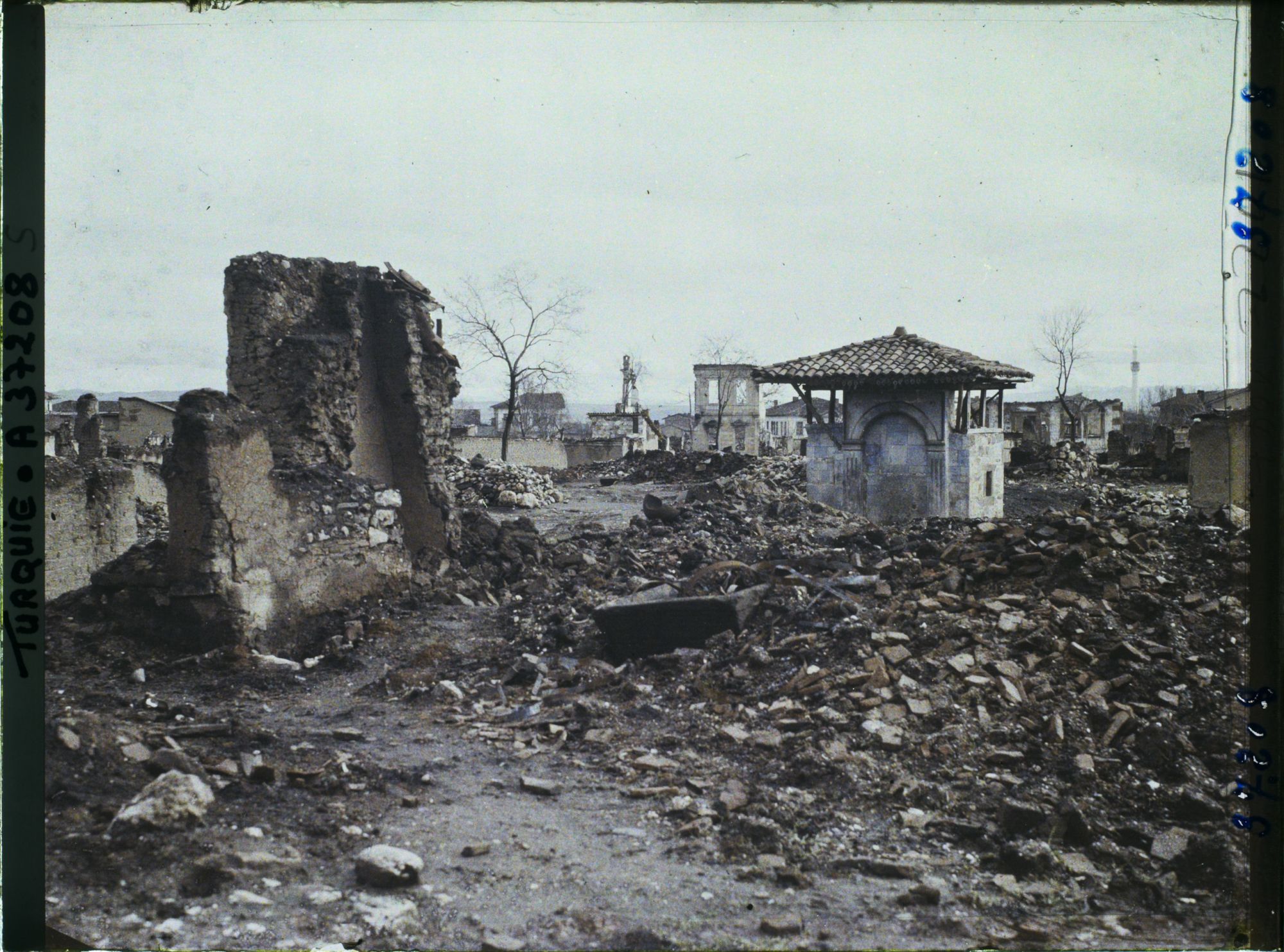 Image représentant Turquie, Ouchak, Un Coin du Quartier Sud incendié autre aspect