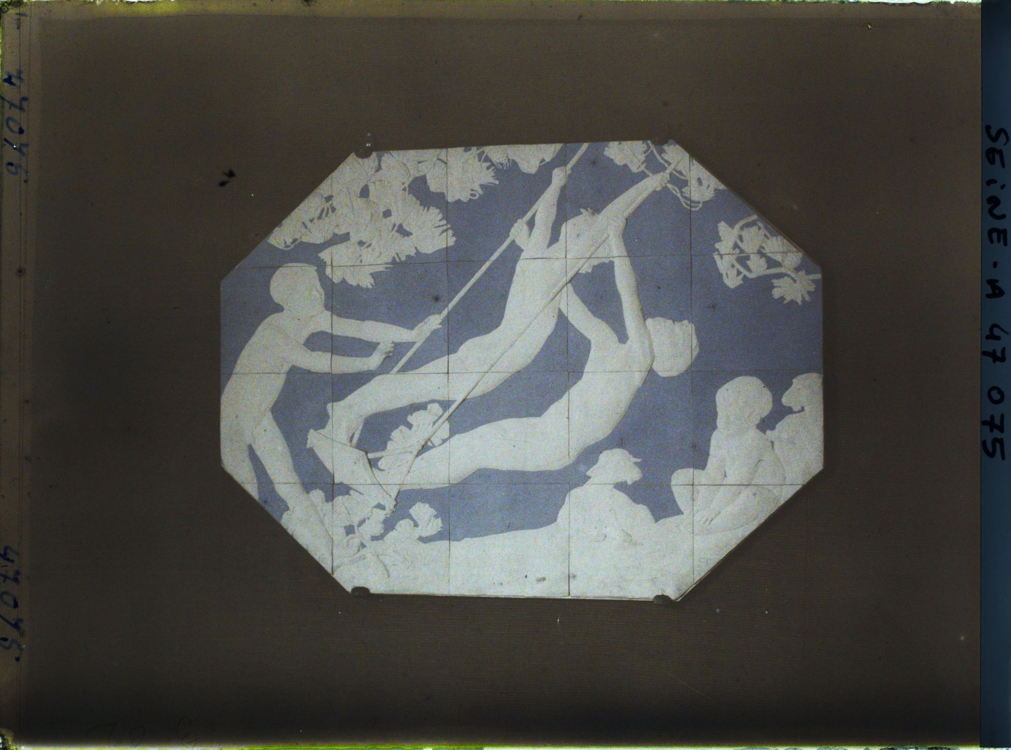 Image représentant L'Exposition des arts décoratifs, Manufacture Nationale de Sèvres, Bas relief en biscuit blanc sur fond bleu, composition de Guillonnet, sculpture de Bracquemont