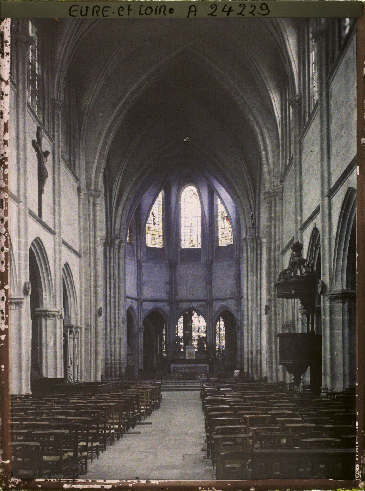 Image représentant La nef de l'église Saint-Pierre