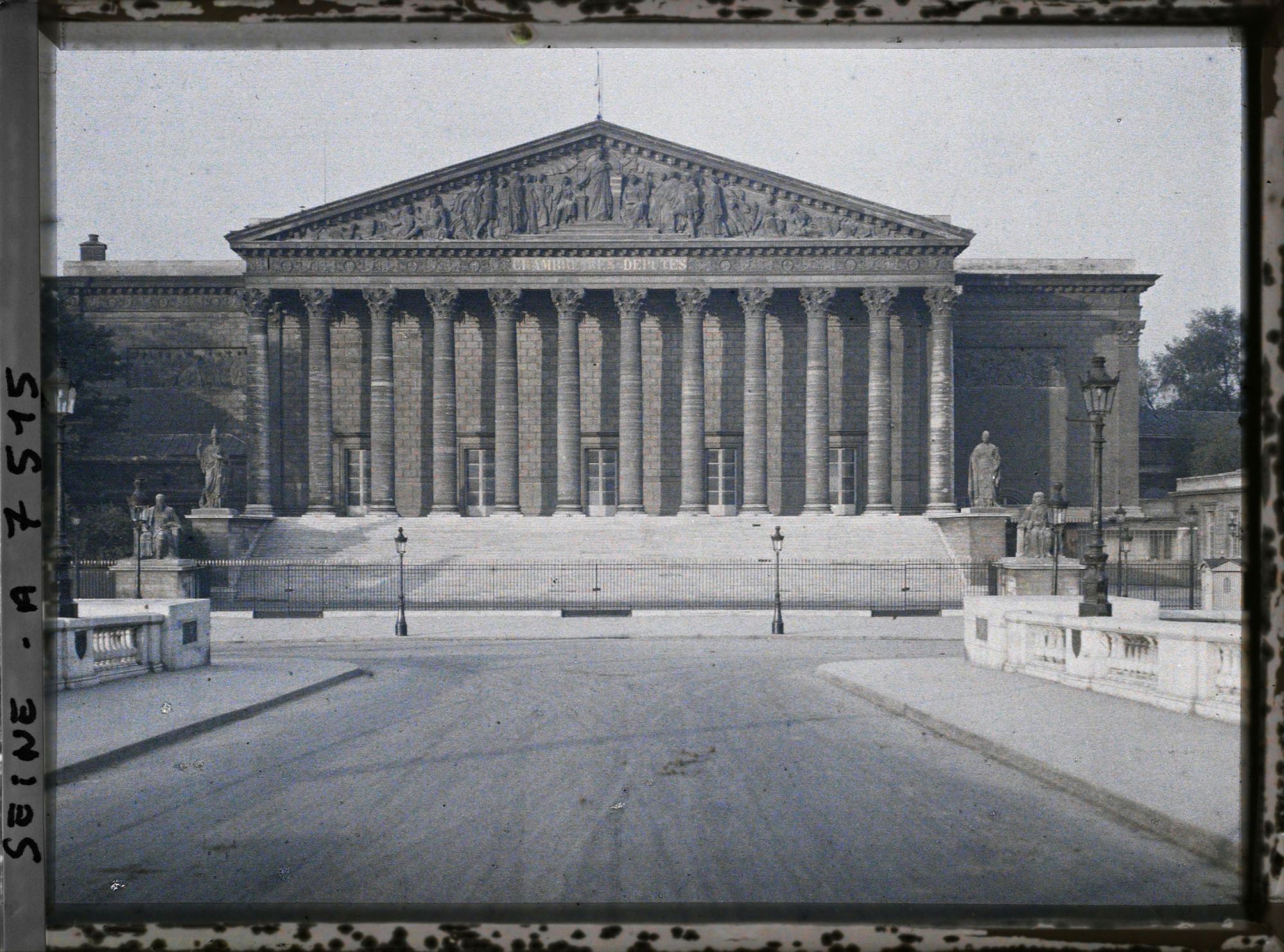 Image représentant Le Palais-Bourbon vu du pont de la Concorde