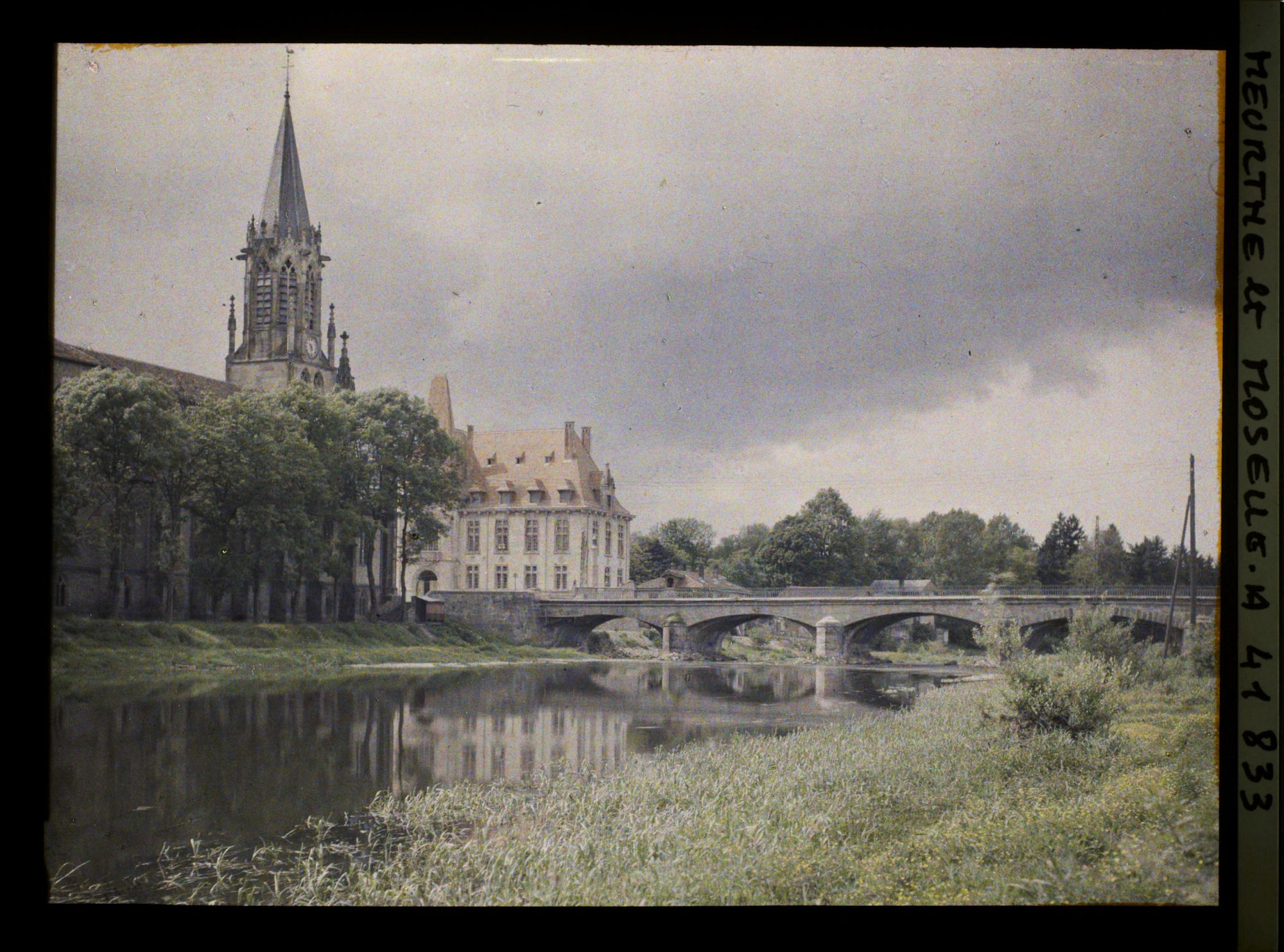 Image représentant France, Baccarat, Paysage vers l'Eglise, Nouvel Hôtel de Ville et la Meurthe