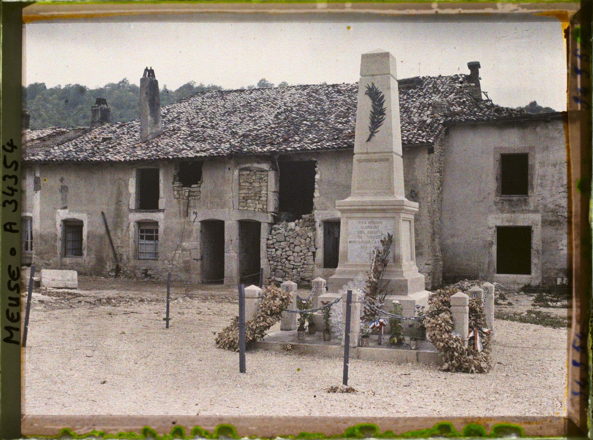 Image représentant France, Viéville, Monument aux morts du Village