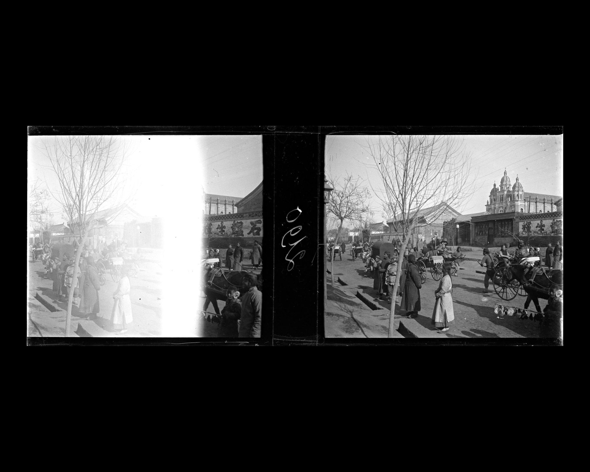Image représentant Des passants et des pousse sur Dingzijie ("rue en Forme de T"), appelée aussi Bamiancao (lieu-dit "l'Auge à Huit Faces")