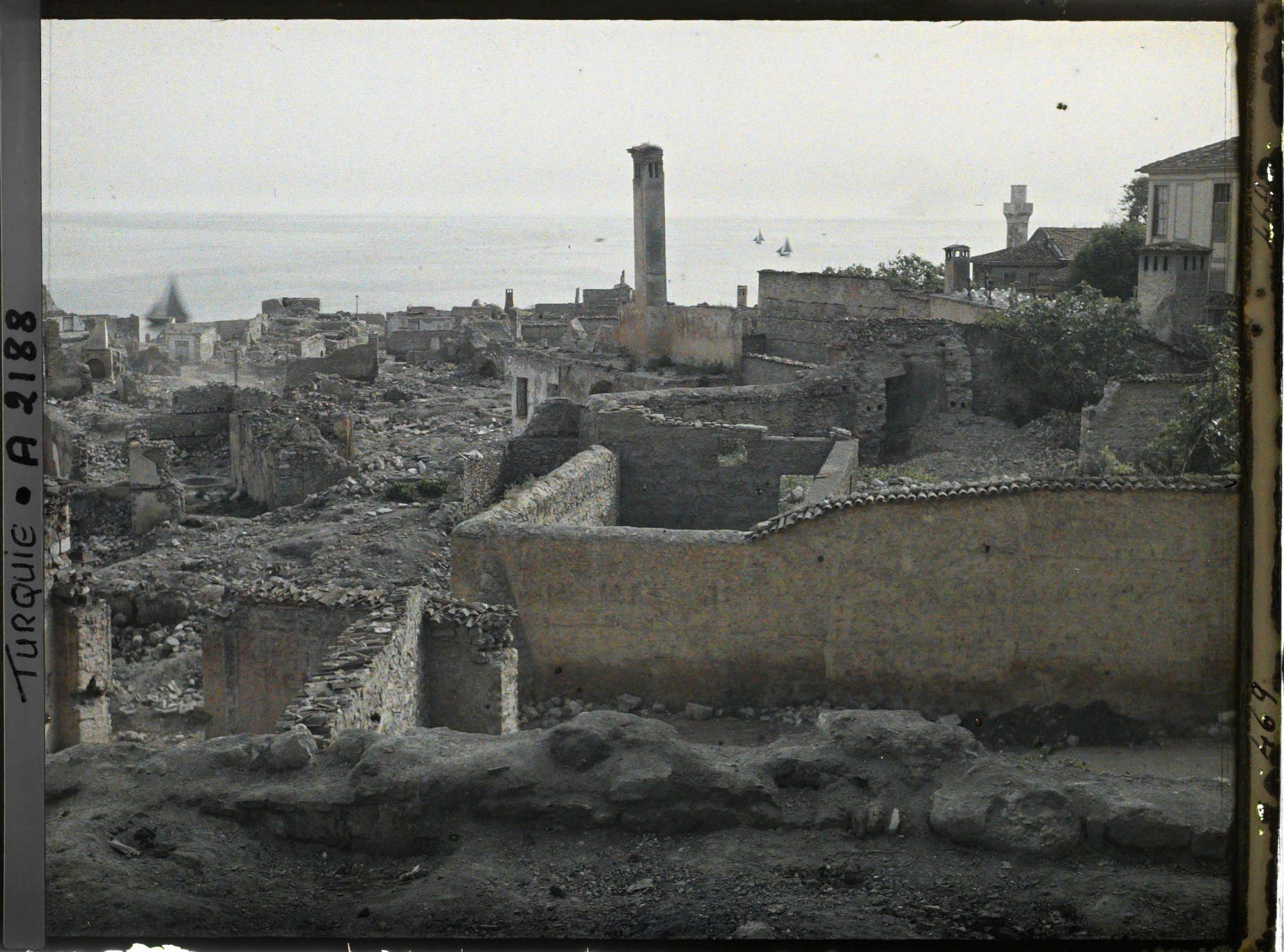 Image représentant Quartier récemment détruit par un incendie près de la Sultan Ahmet Camii (" mosquée Bleue ")
