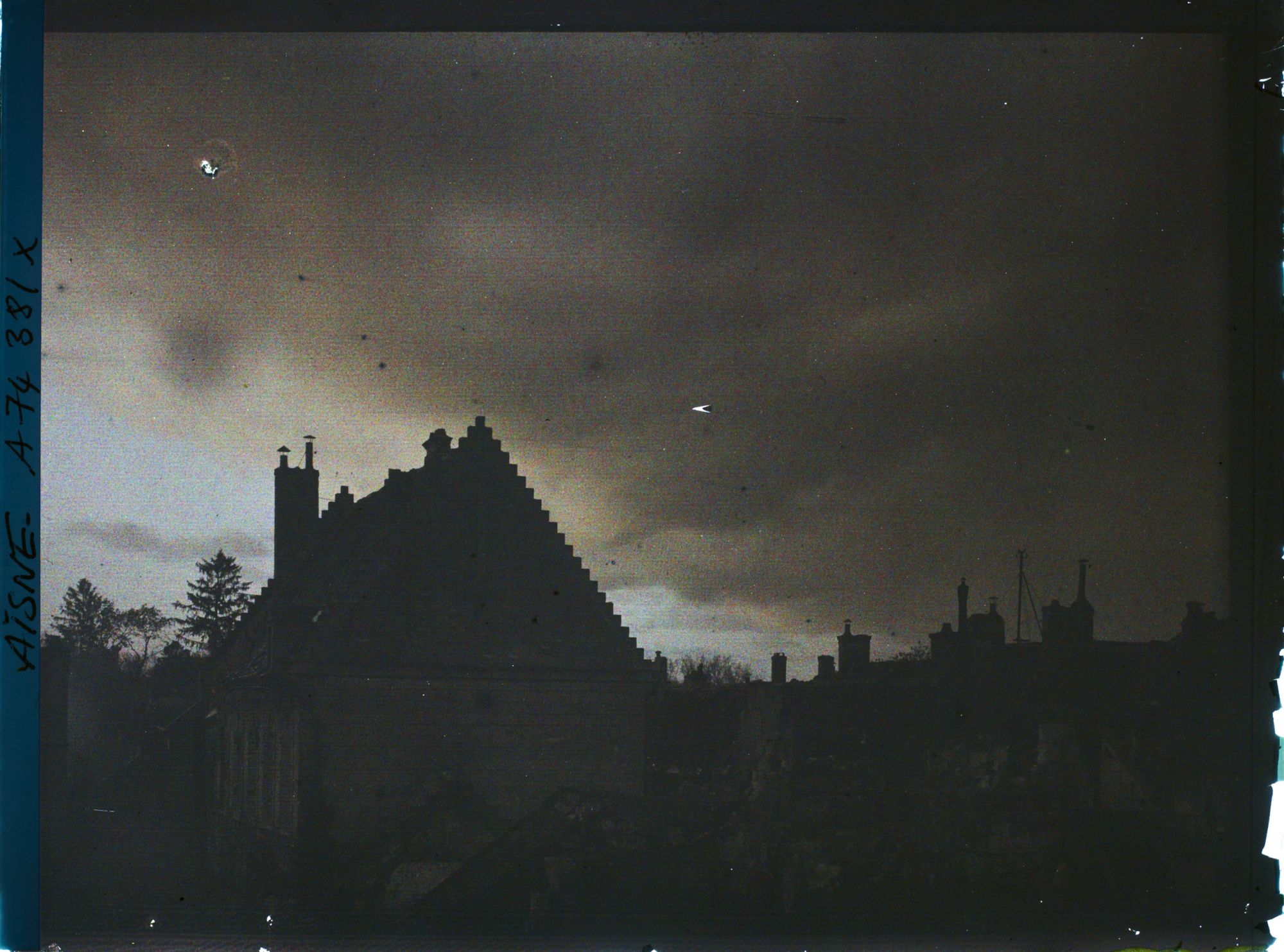 Image représentant Les toits de la ville en ruines et effets de ciel