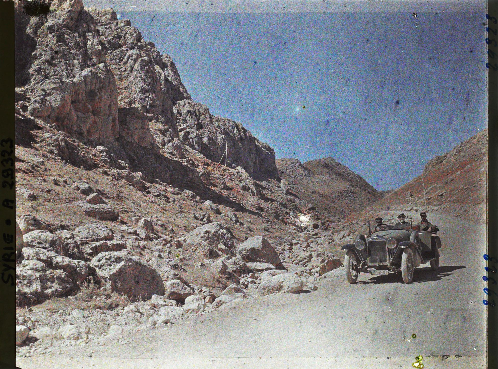 Image représentant Le professeur Brunhes en voiture dans le défilé de l'Ouadi el-Korn
