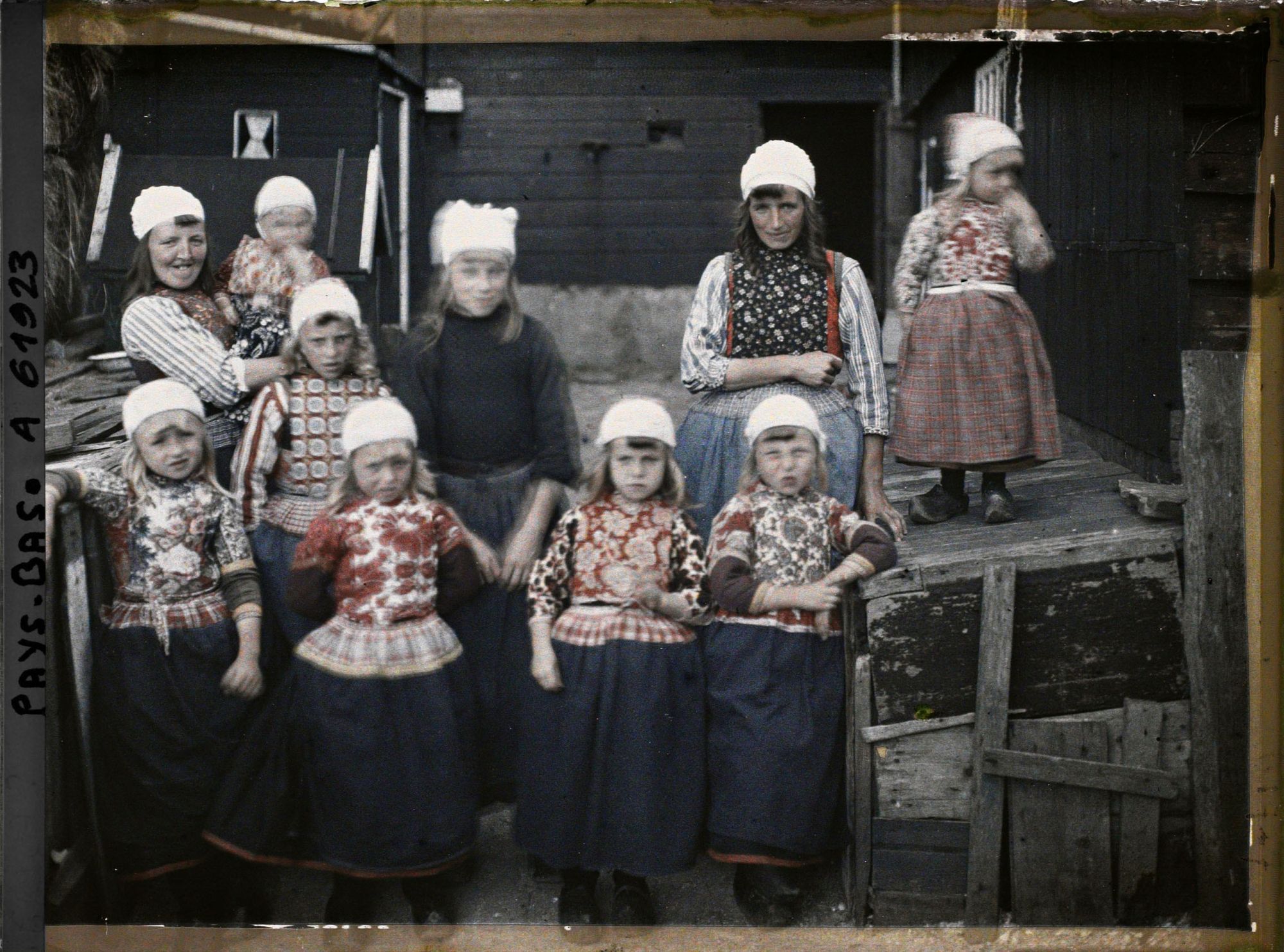 Image représentant Femme et jeunes filles en costume de l'île