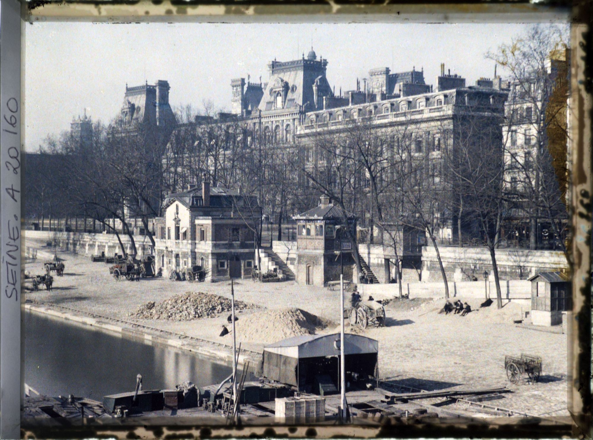Image représentant L'Hôtel de Ville vu du quai de l'Hôtel-de-Ville