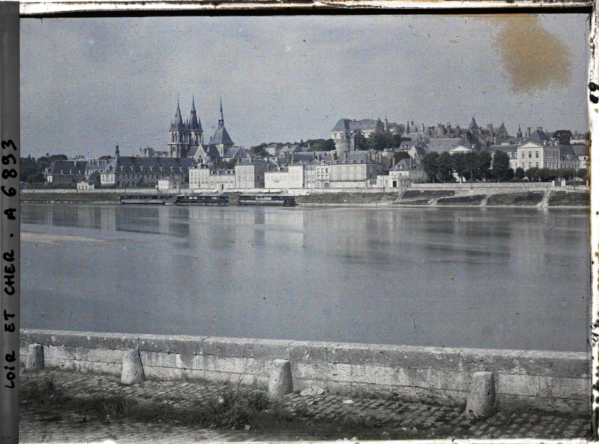 Image représentant L'église Saint-Nicolas et le château, vus depuis le quai Villebois Mareuil