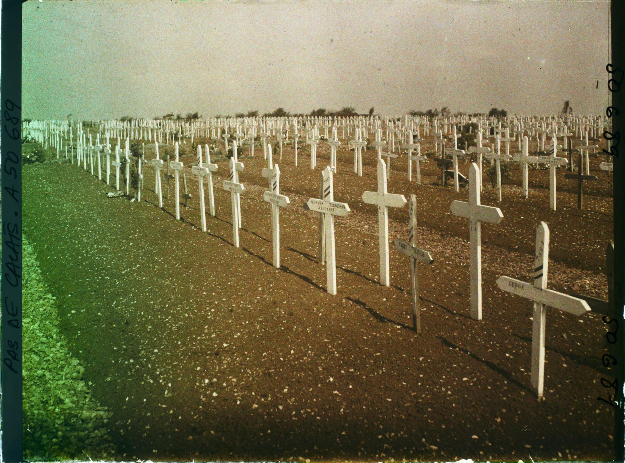 Image représentant France, N.D de Lorette, Le Cimetière, Aspect d'une allée