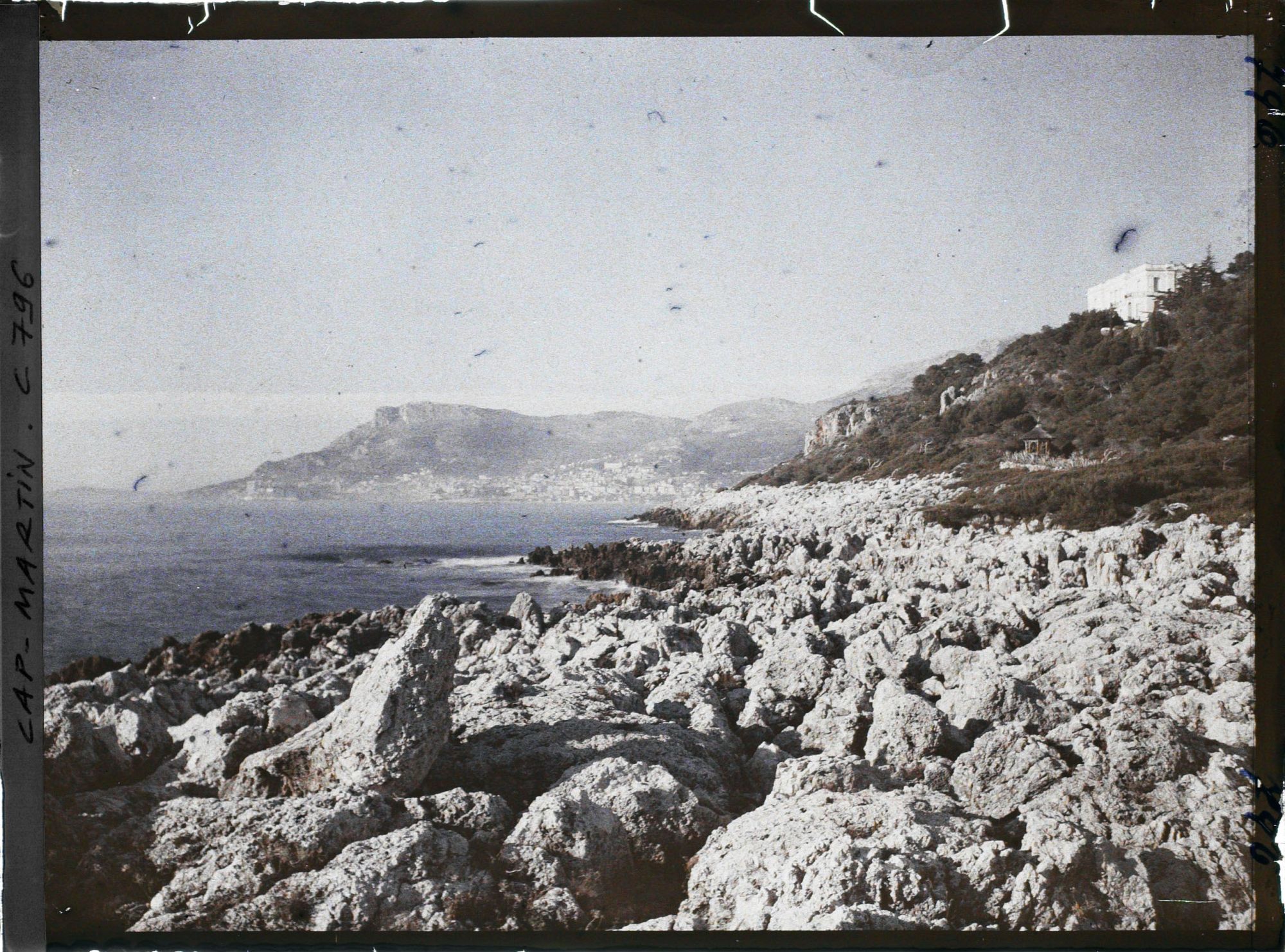 Image représentant La villa Kahn dite villa Zamir, vue en direction de Monaco, depuis les rochers de la pointe du cap