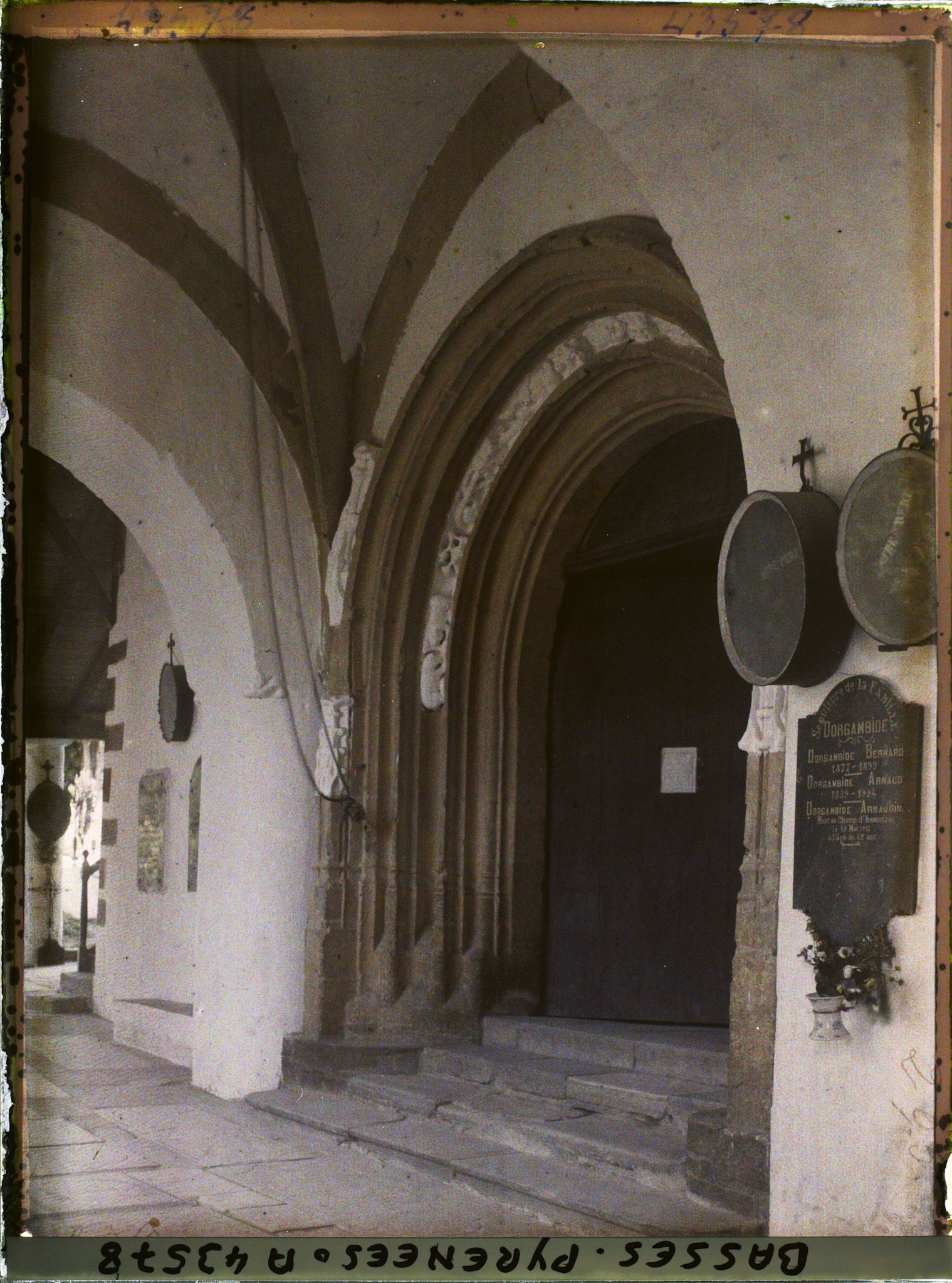 Image représentant France, La Bastide - Clairence, L'entrée de l'Eglise sous la Galerie