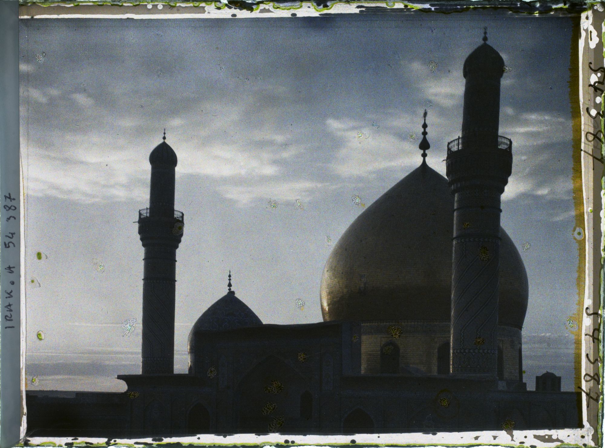 Image représentant La Mosquée d'Or, mausolée d'Ali al-Hadi et de Hasan al-Askari, au crépuscule