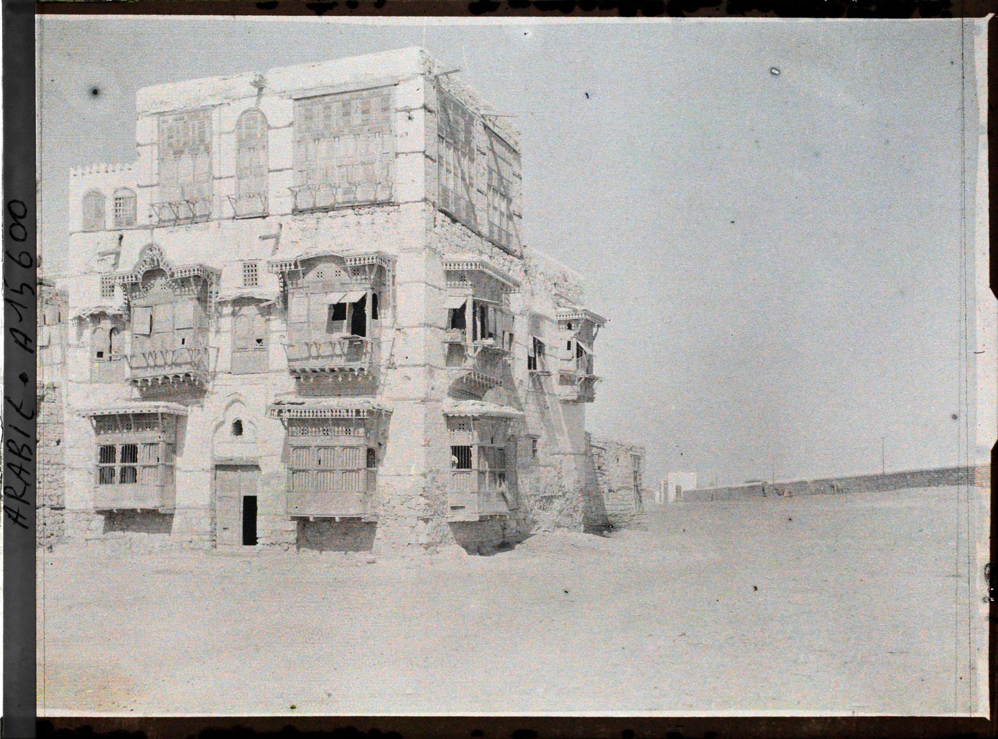 Image représentant Maison traditionnelle. A droite, les murs de la ville