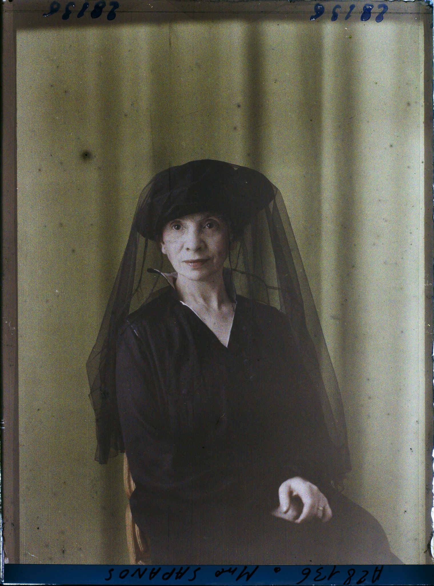 Image représentant https://musee-albert-kahn.s-museum.fr/home/NWQ2OTAwYzNmYjZlZTk1ZWQwODJmMjY4L2dlbmVyaWMtbm90aWNlLXRhYi9hdXRob3JpdHkvNjE3YTc5ZjVjZjhiODk2OGIzMzM3ZDIx/5d6900c3fb6ee95ed082f268/generic-notice-tab/authority/617a79ebcf8b8968b3337738 Madame Louise Tsapalos