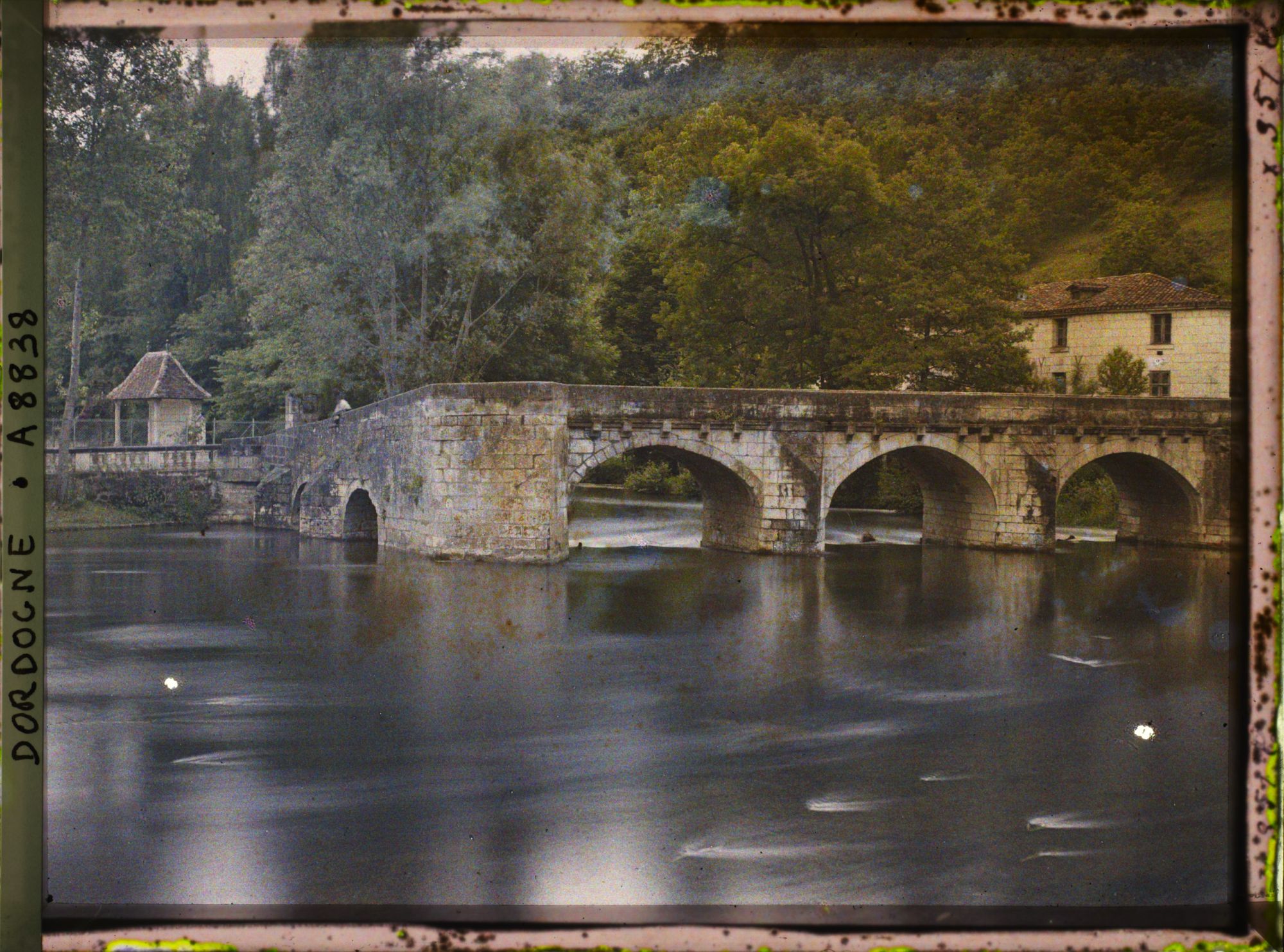 Image représentant France, Brantôme, La suite de la rue précédente vers la gauche