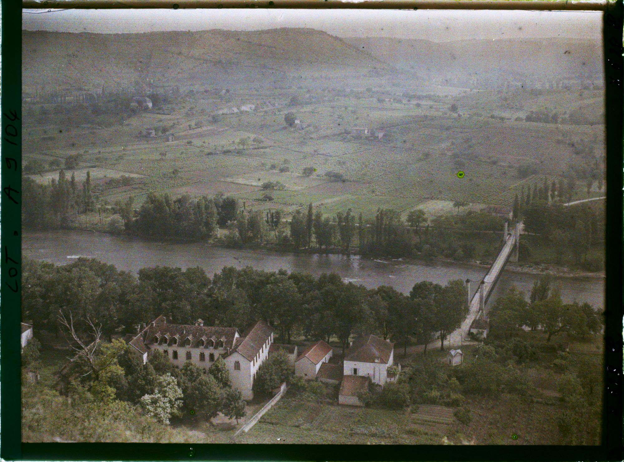 Image représentant France, Luzech, Le pont suspendu et la terrasse moyenne du Lot vers l'amont et vers le n. e.