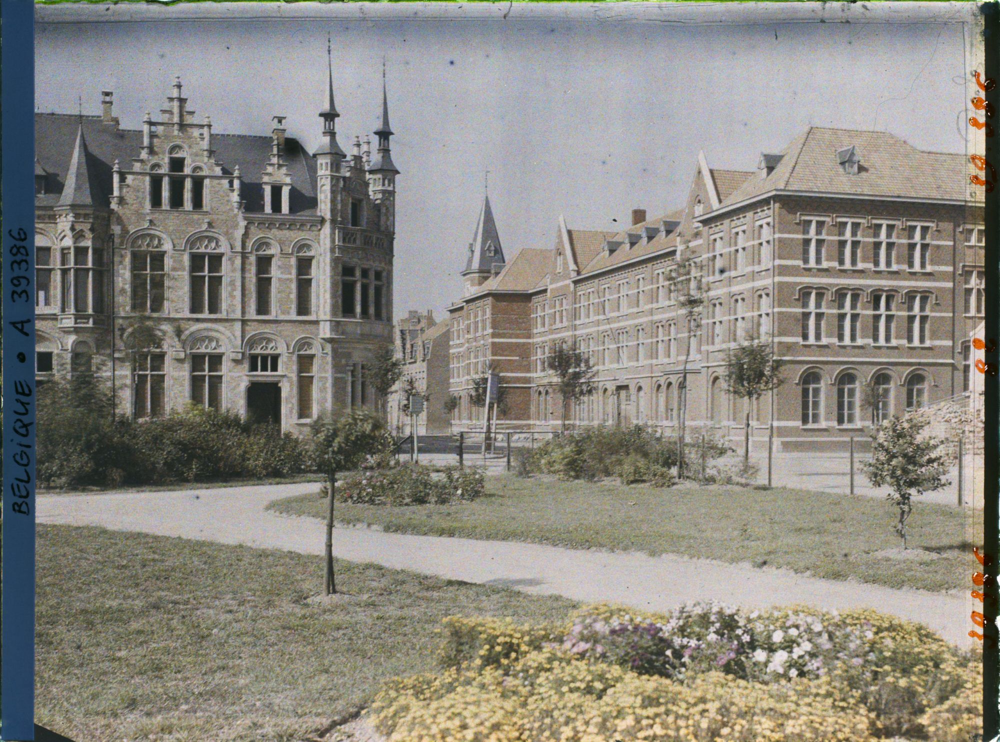 Image représentant Belgique, Ypres, Boulevard Malou et Pensionnat des Dames de Rousbugge