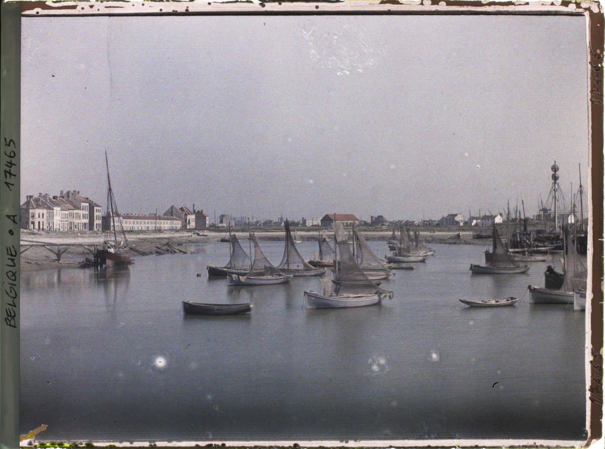 Image représentant Belgique, Ostende, Un Coin du Port, les petites barques de pêche avec leurs filets