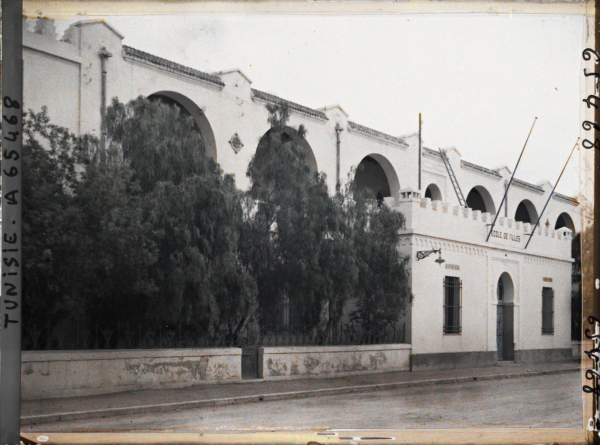Image représentant L'Ecole de fille, rue Massicaut
