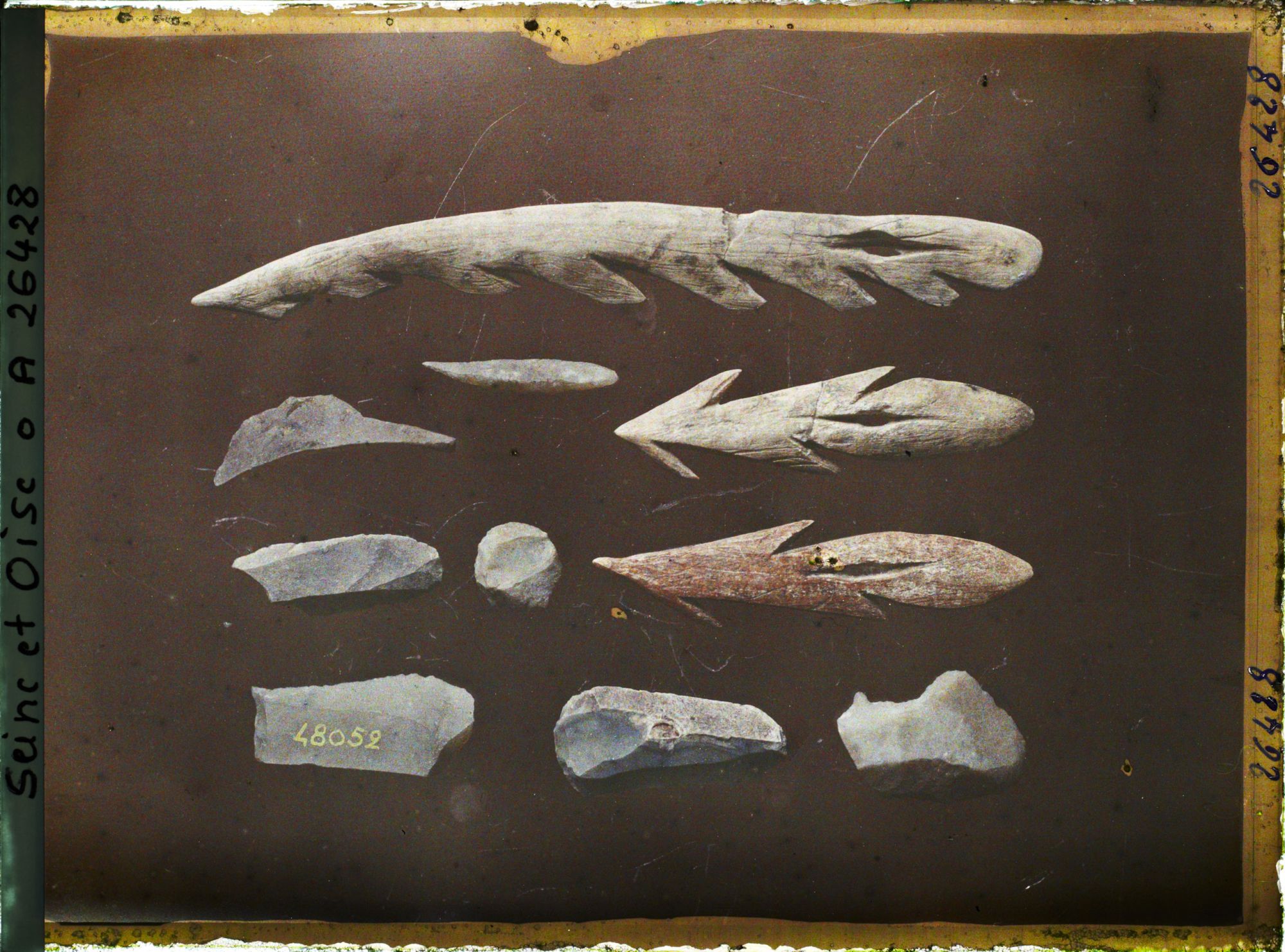 Image représentant France, St Germain-en-Laye, Musée : Grotte du Mas d'Azil, Couche des galets Coloriés; harpons en bois de Cerf; Burins, pointes et grattoirs