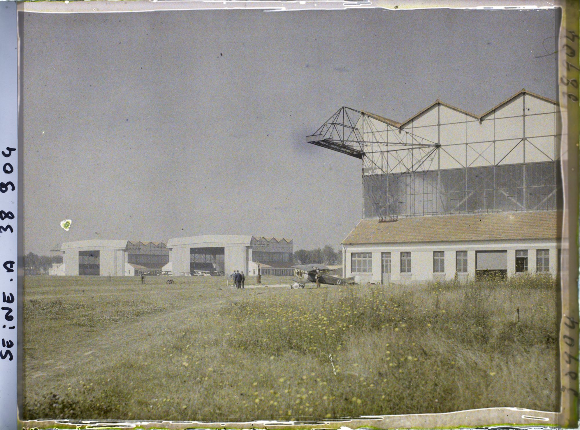 Image représentant Vue des trois hangars métalliques