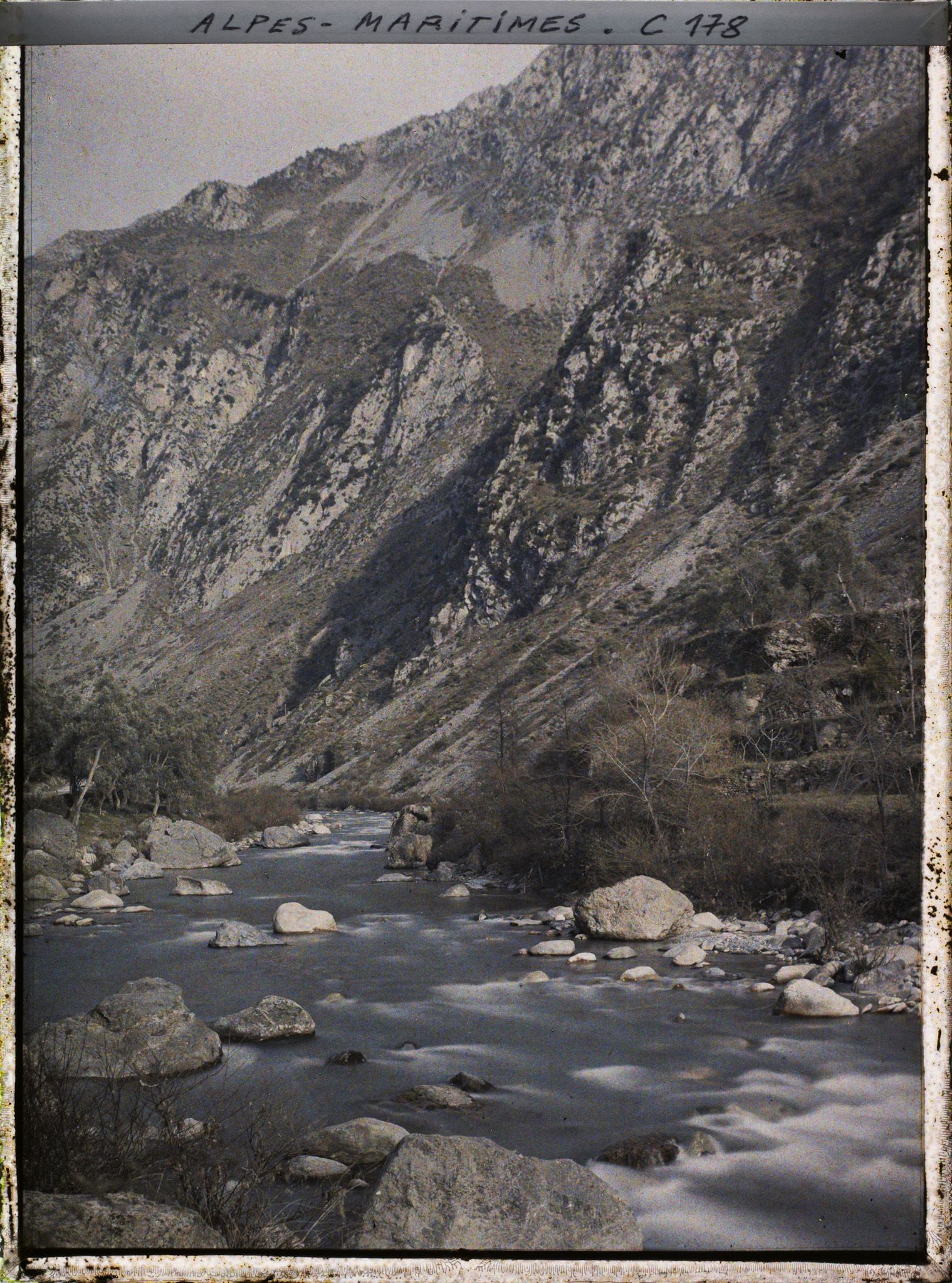 Image représentant Un torrent bordé de restanques sur la route de Menton à Sospel ?