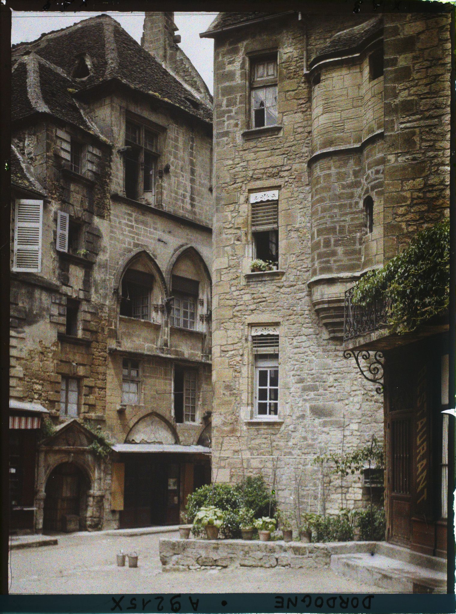Image représentant France, Sarlat, Place des Oies (au fond, l'Hotel Plamon)