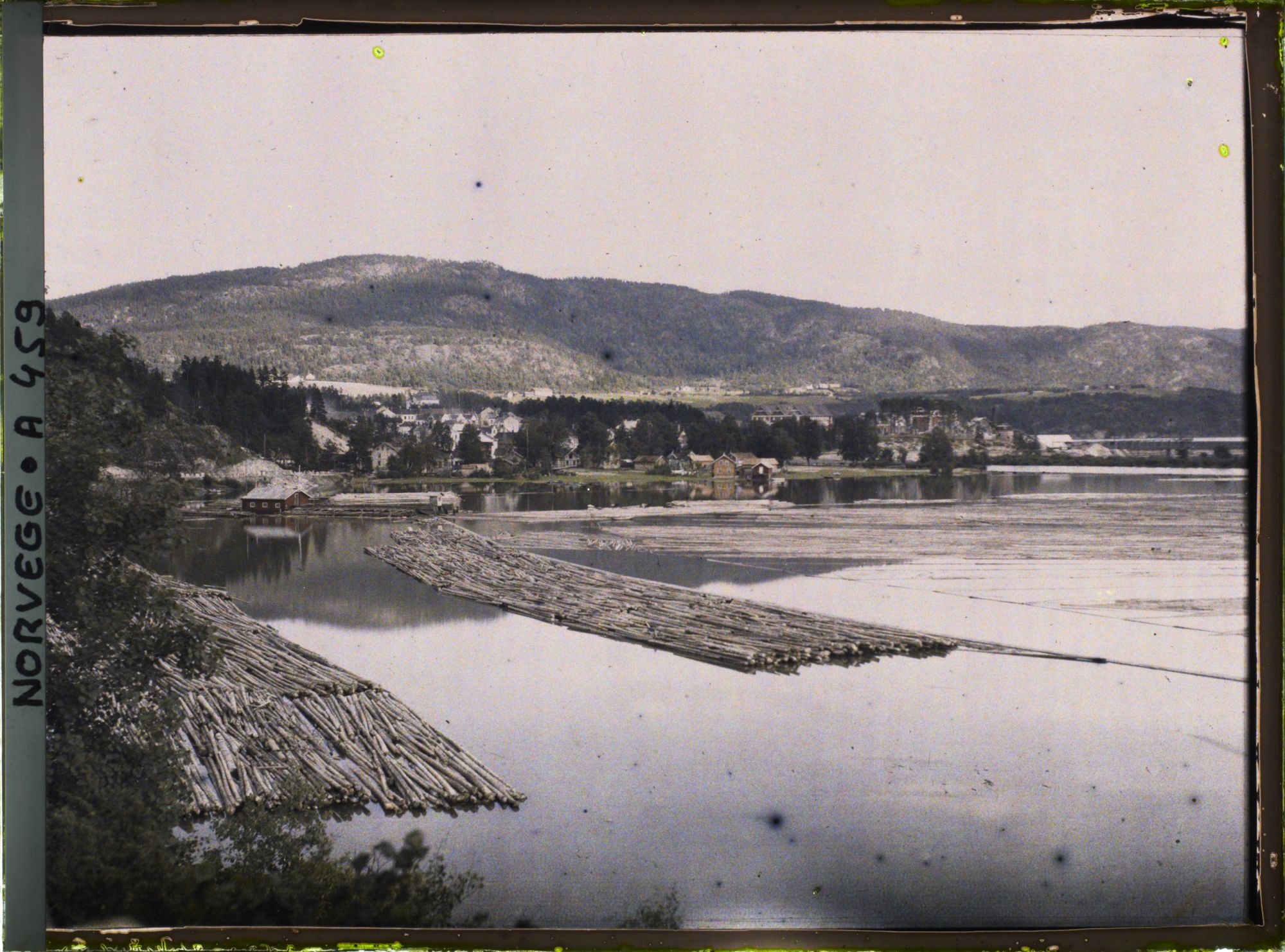 Image représentant Trains de bois flottant sur le lac Heddalsvanet