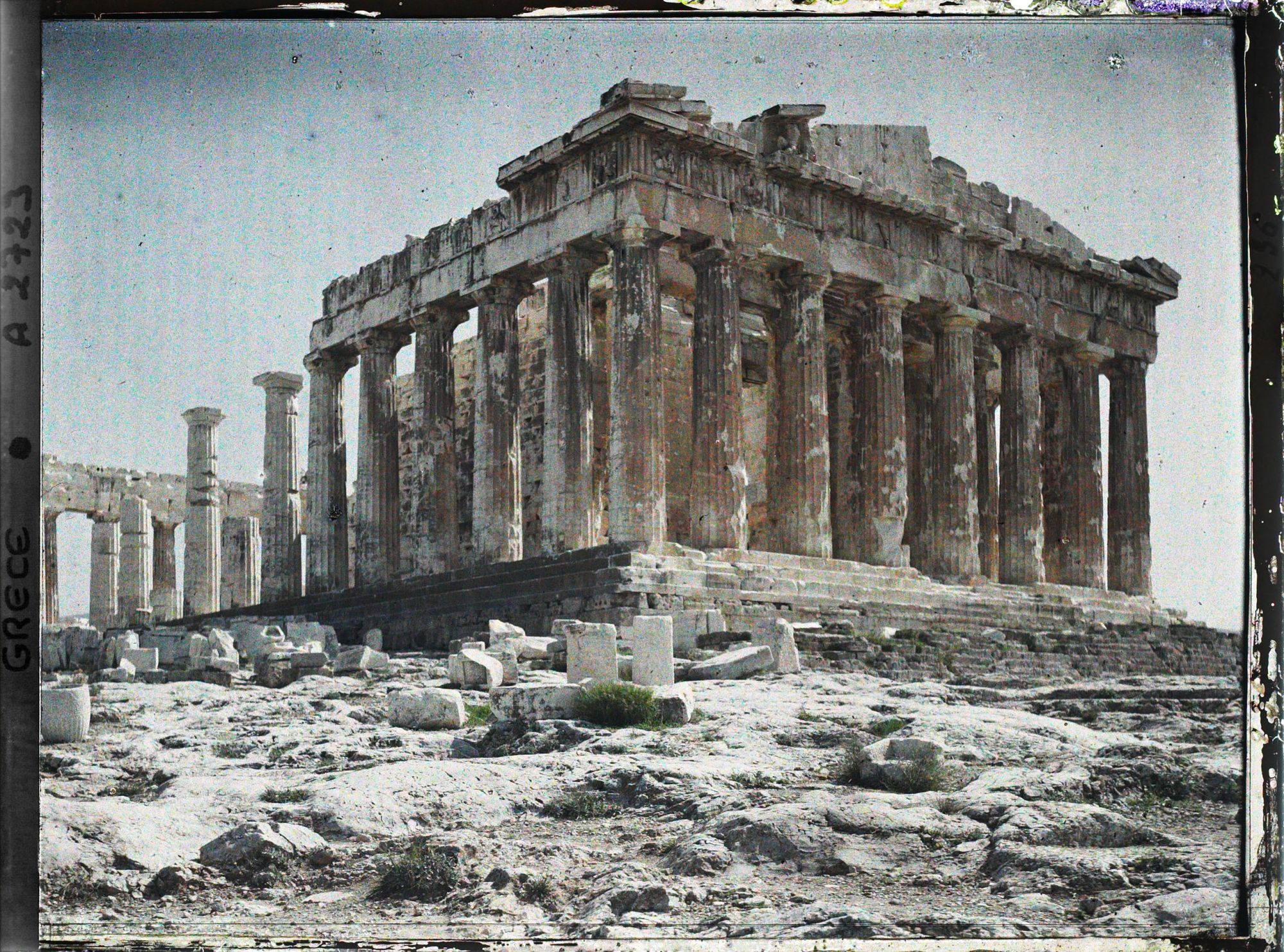 Image représentant Sur l'Acropole, le Parthénon. Vue d'ensemble (avec la colonnade extérieure), du côté ouest