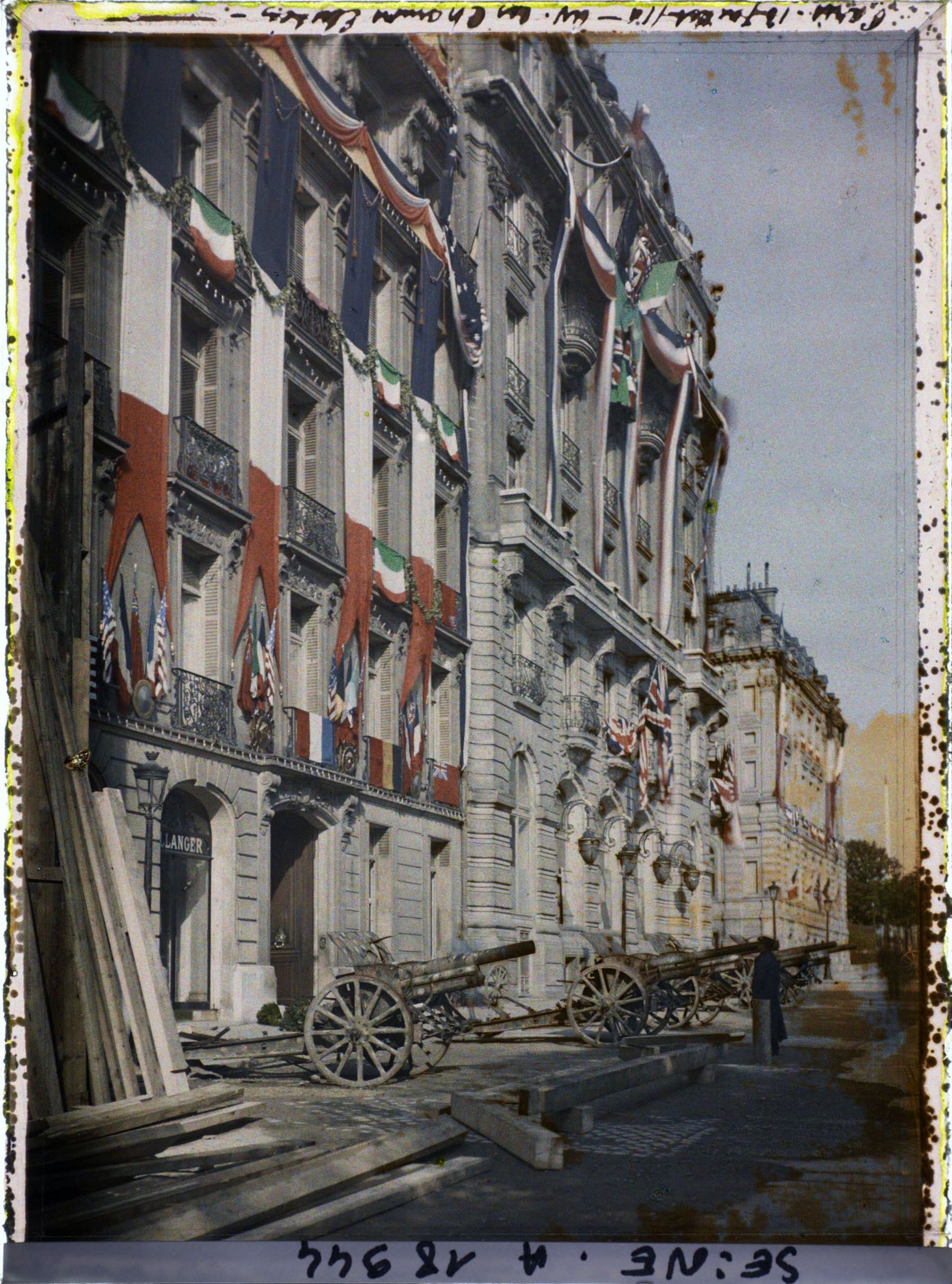 Image représentant Décorations et canons sur les Champs-Elysées pour les fêtes de la Victoire