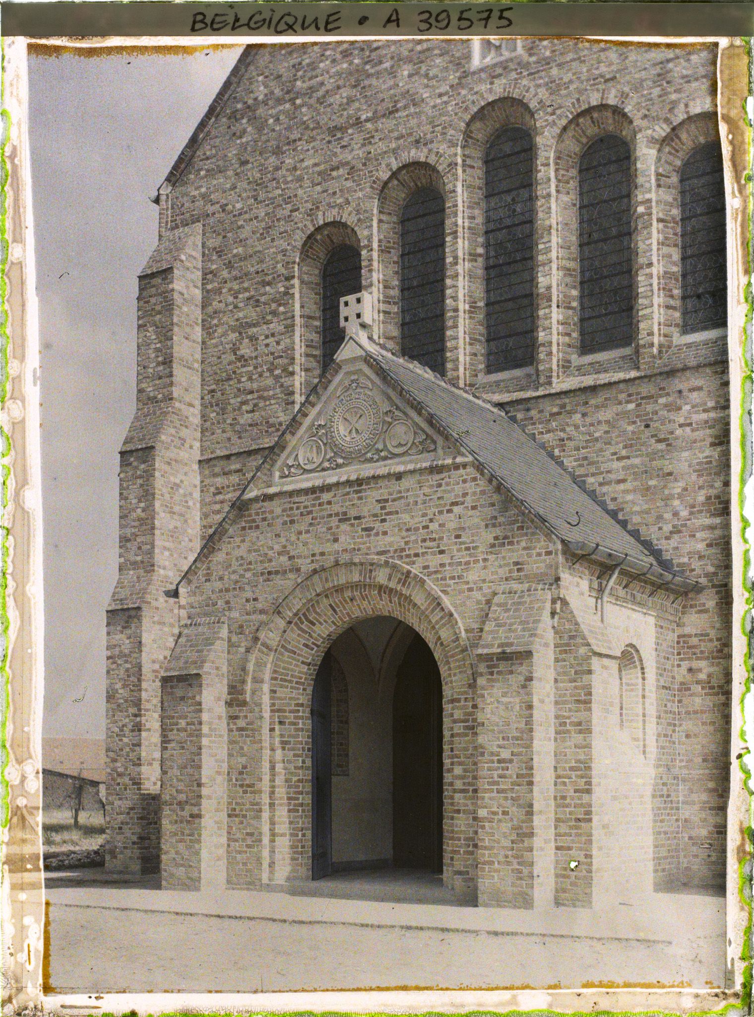 Image représentant Belgique, Houthulst, Entrée de la nouvelle Eglise