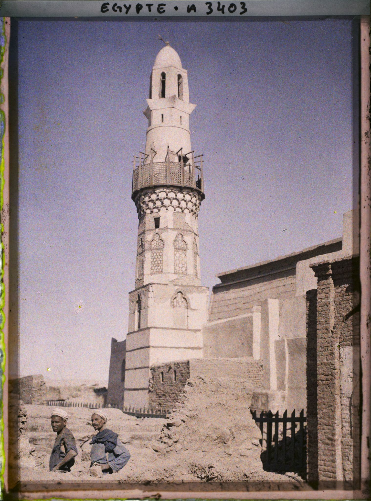 Image représentant Minaret de la mosquée Abou el-Haggag adossée au pylône d'entrée du temple polythéiste