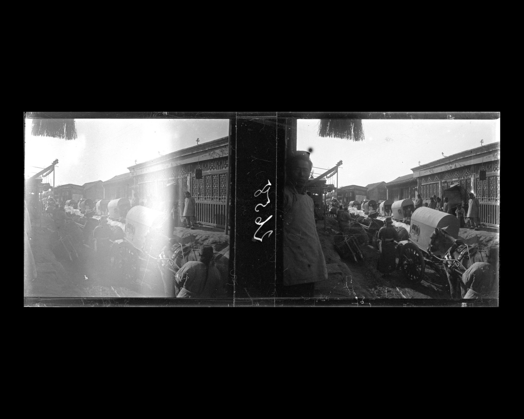 Image représentant Un cortège funéraire de trente-deux porteurs sur Deshengmen dajie ("avenue de la Porte des Vertus Triomphantes") dans la ville tartare ouest