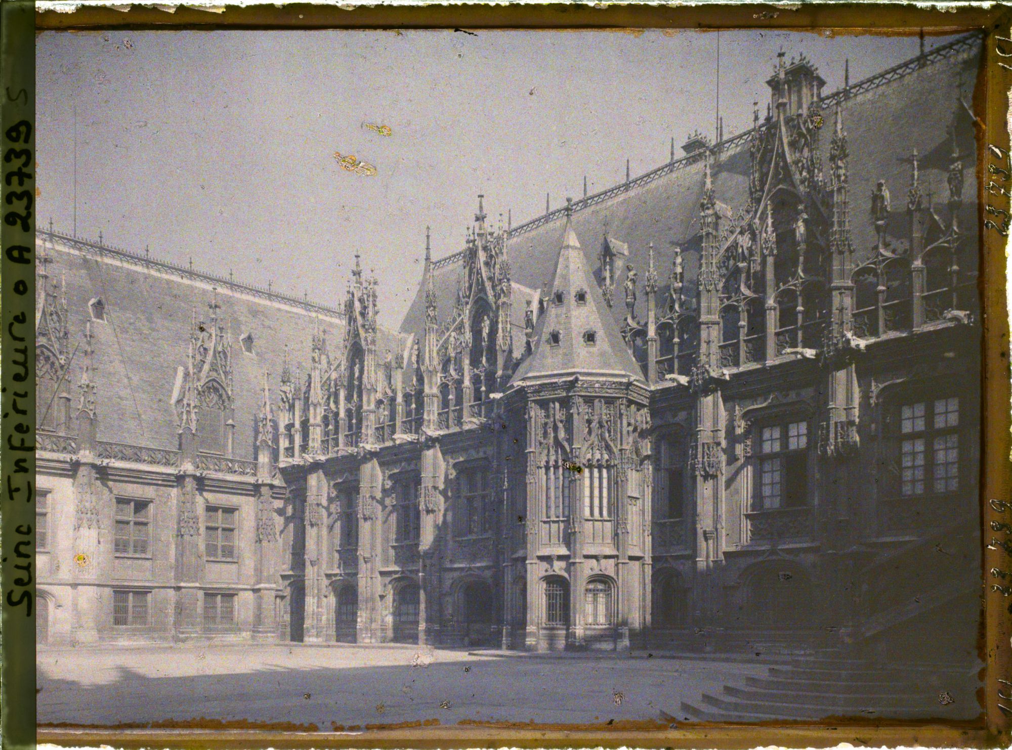 Image représentant Le palais de justice vu de la cour