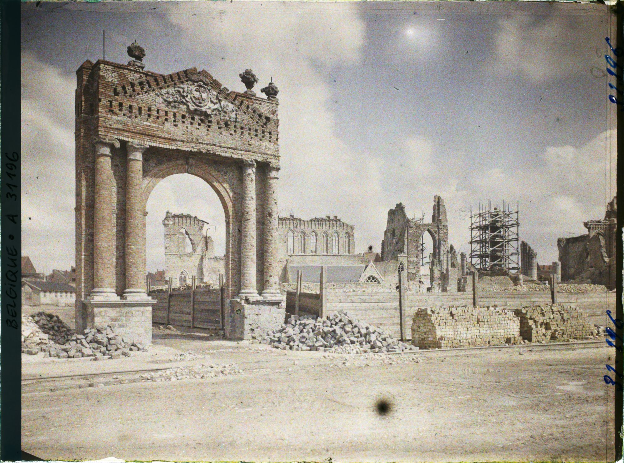 Image représentant Belgique, Ypres, Entrée de l'Evêché et ruines de la Cathédrale St Martin