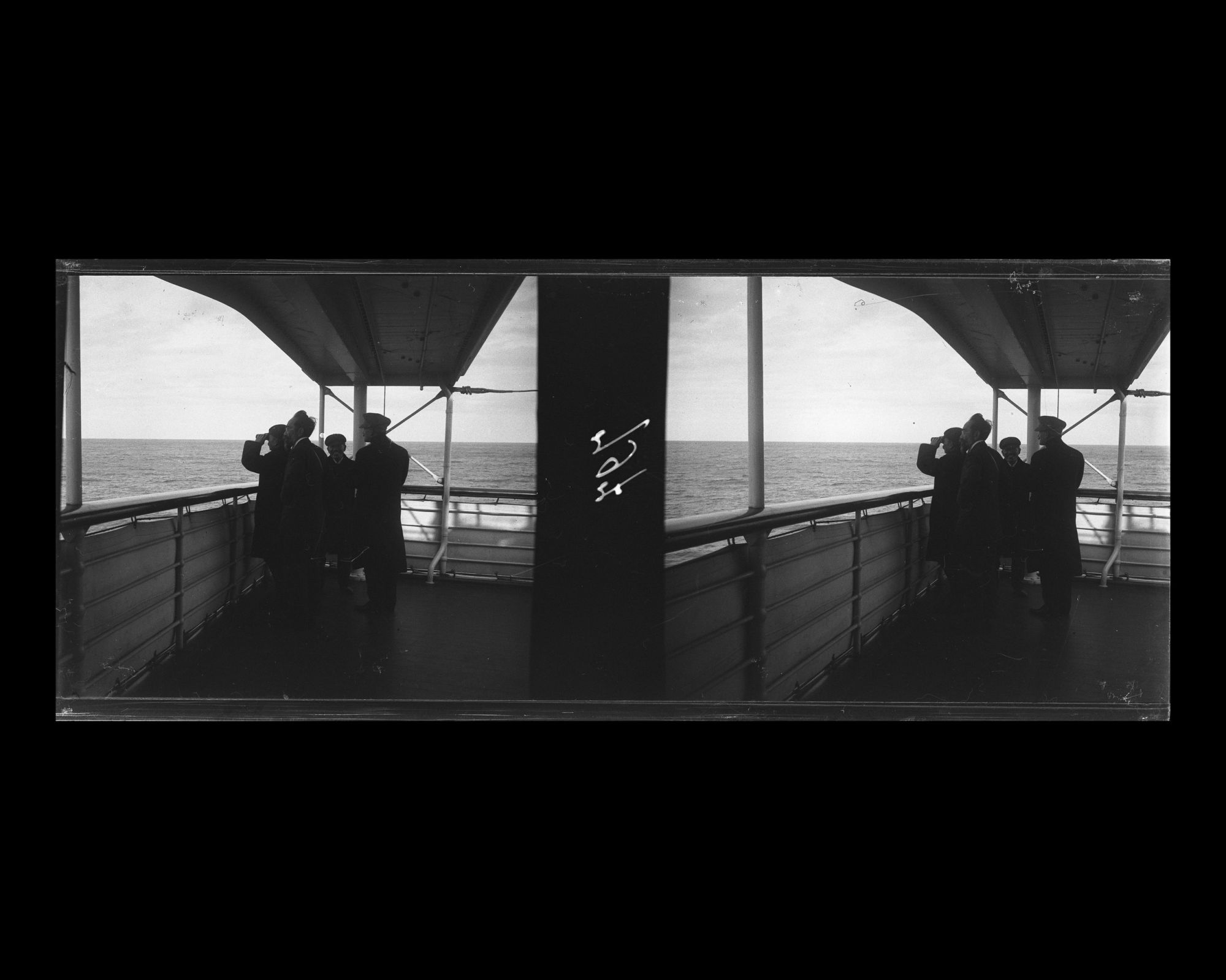 Image représentant Passagers sur le pont supérieur observant l'horizon