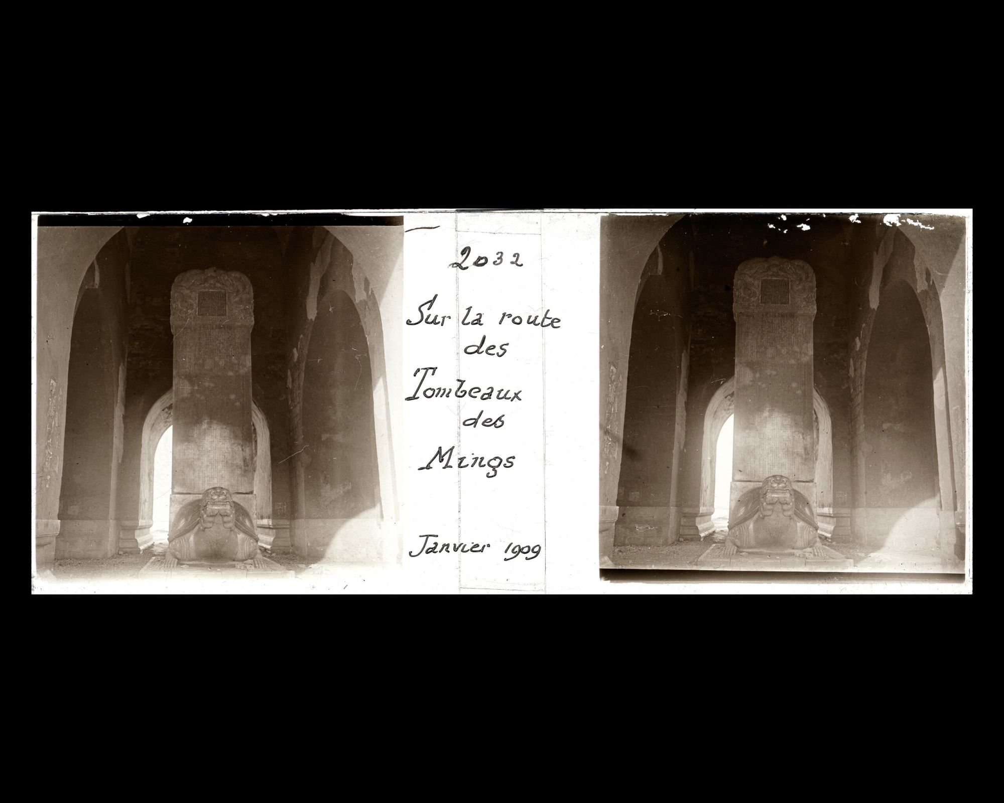 Image représentant Ming Shisanling ("Treize Tombeaux des Ming"). Shengong shengdebei ("stèle du Mérite Transcendant et de la Vertu Sainte"), au centre du Beiting ("pavillon de la Stèle")