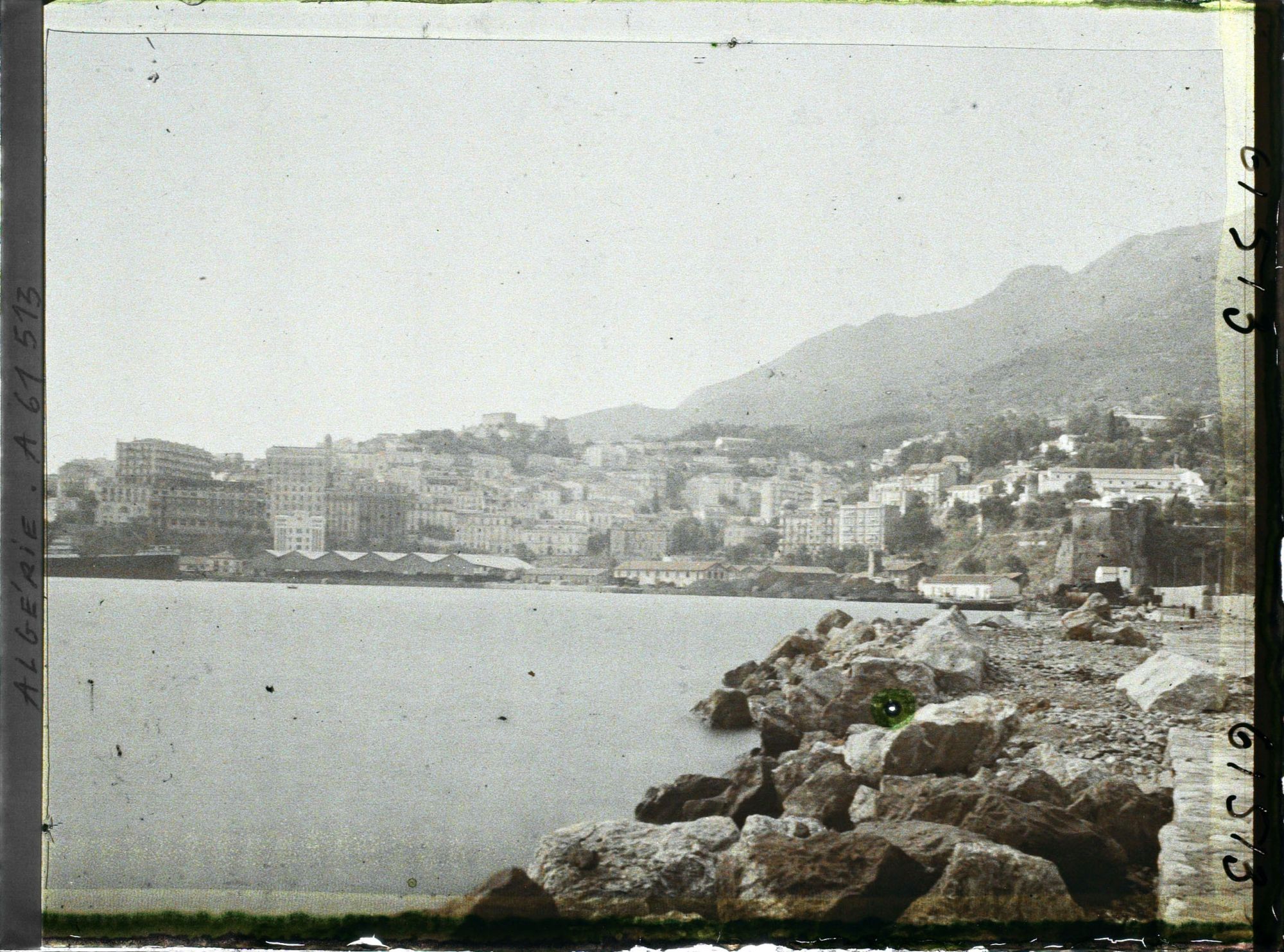 Image représentant Vue de la ville depuis le port