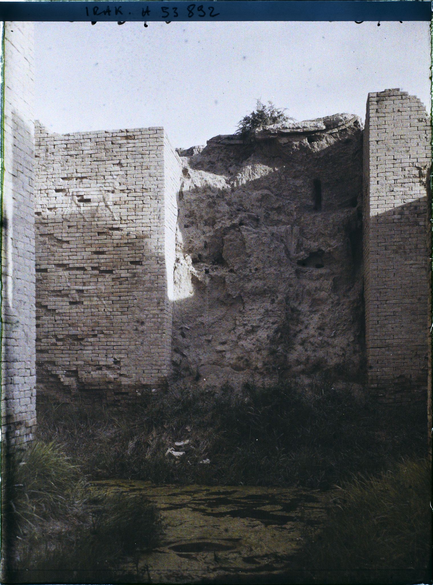 Image représentant La porte d'Ishtar (déesse de la fécondité), en briques, haute de plus de 12 mètres (VIe siècle avant J.-C.)